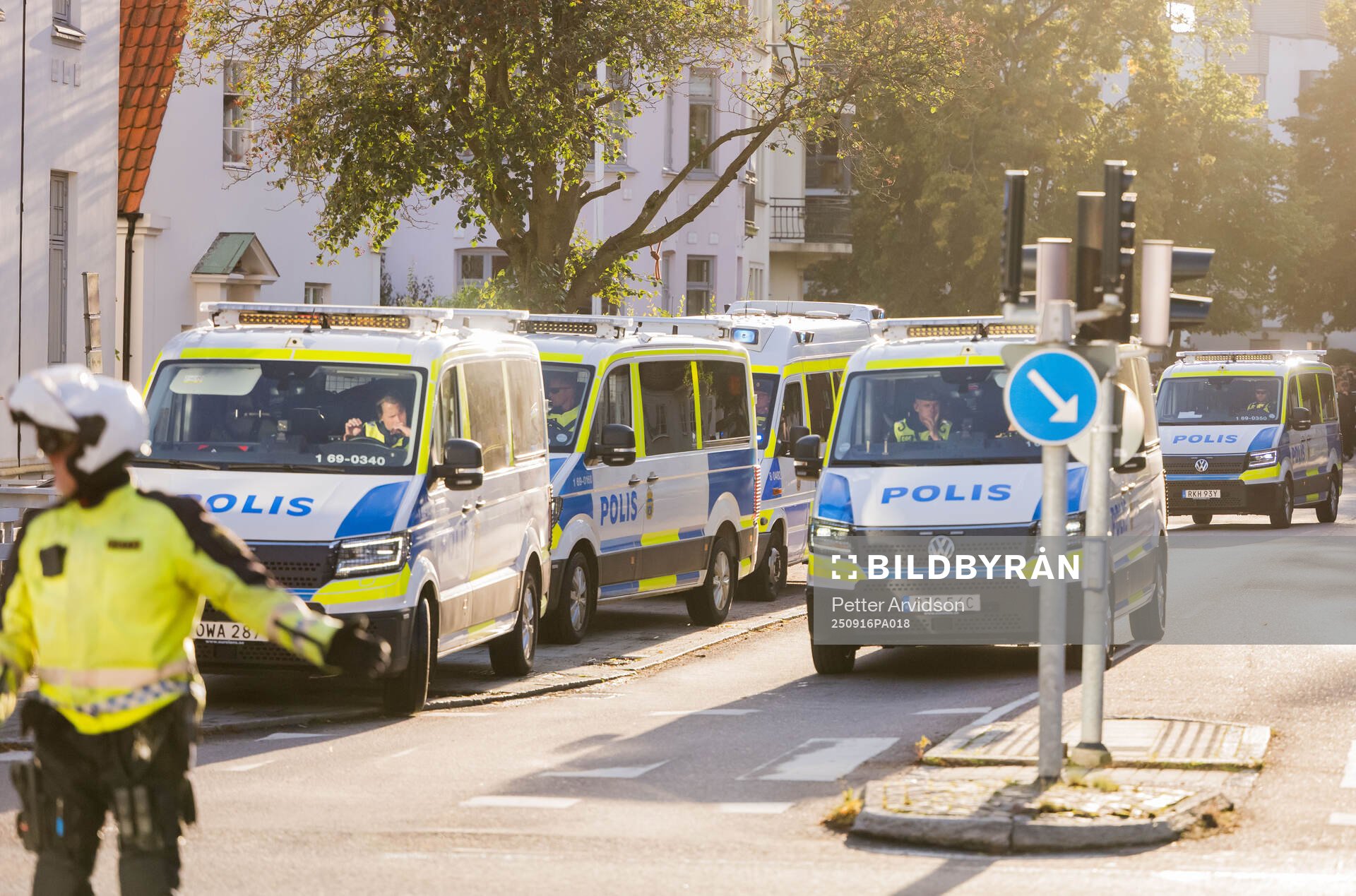Poliser utanför arenan