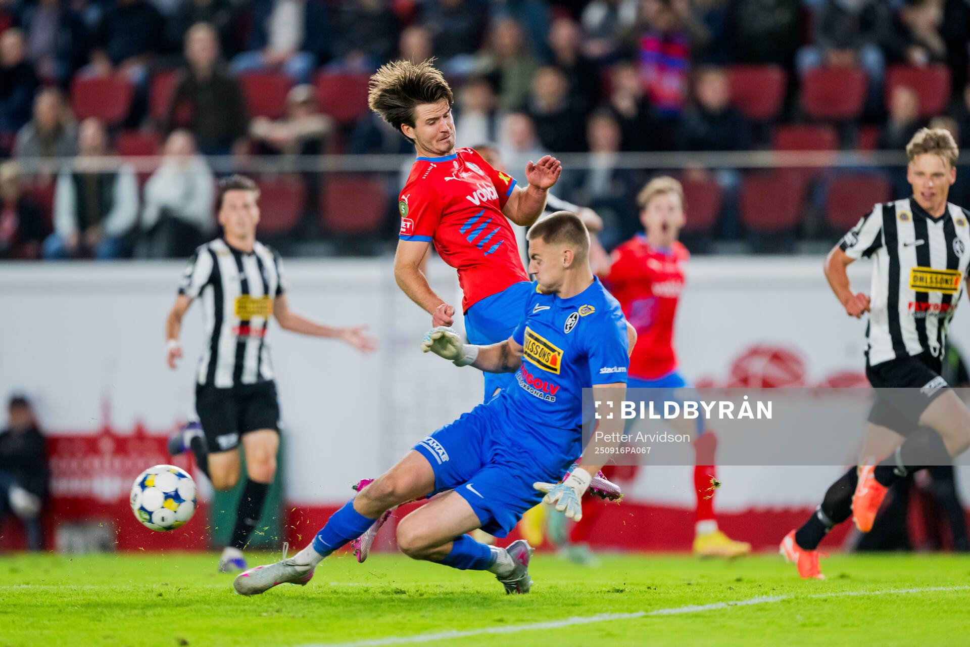 Helsingborgs Wilhelm Loeper och Landskronas målvakt Marcus