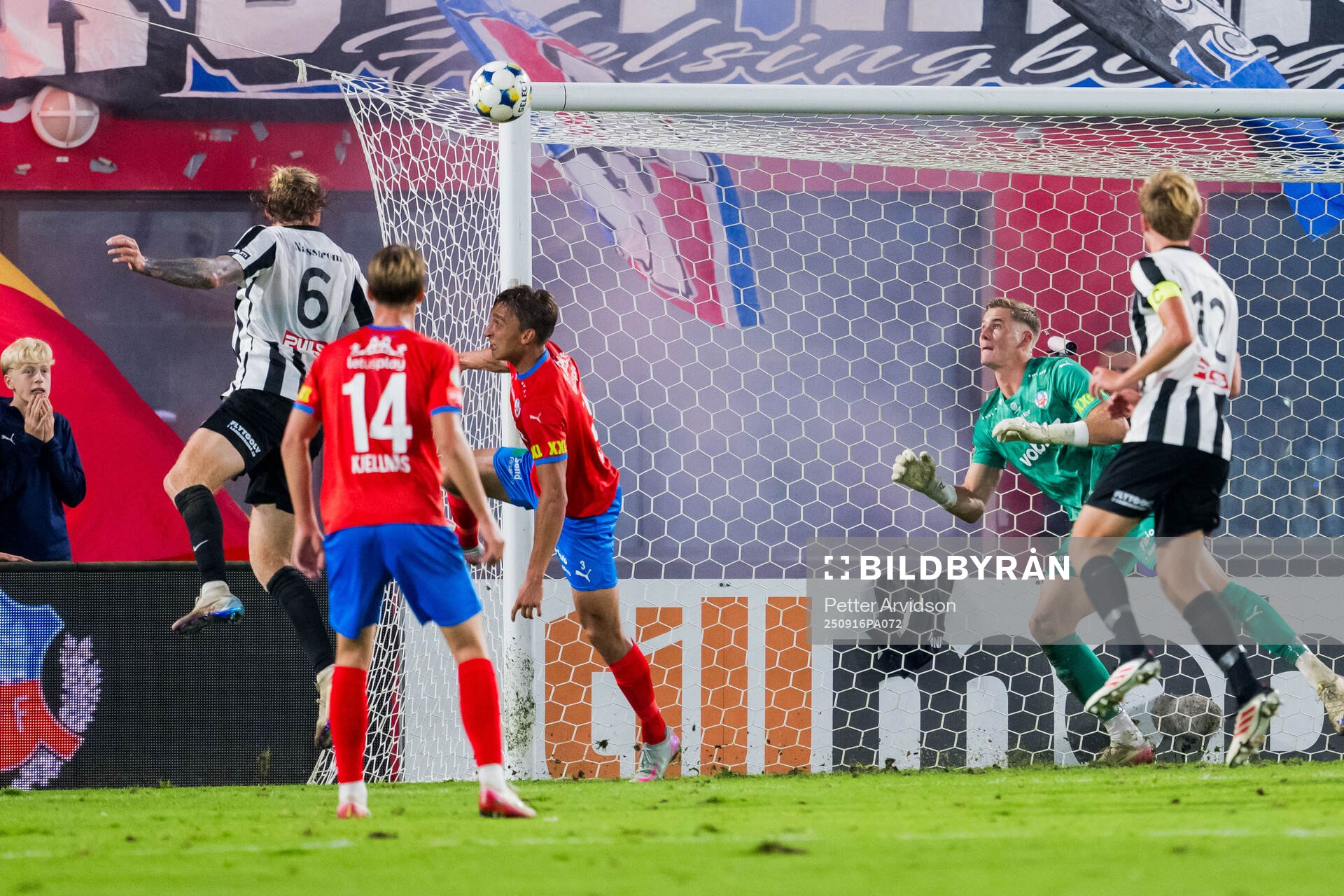 Landskronas Hampus Näsström och Helsingborgs målvakt