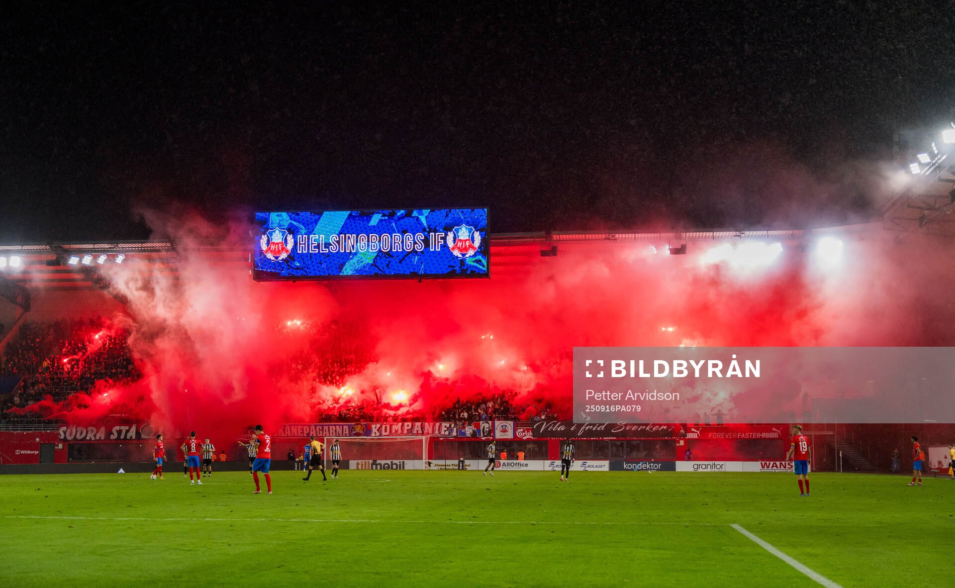 Helsingborgs supportrar med pyro