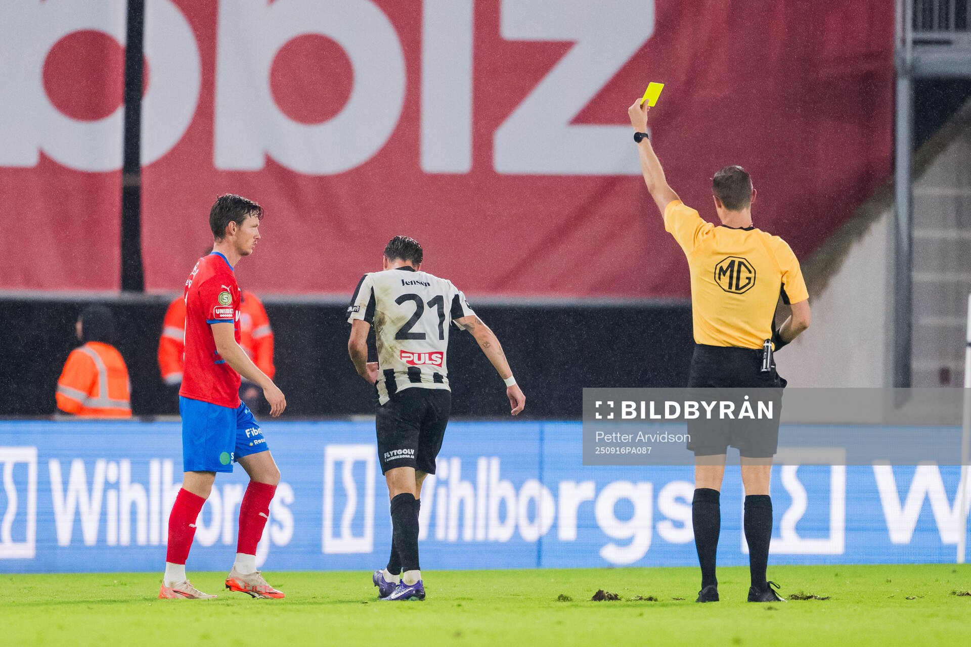 Domare Erik Mattsson dömer gult kort och Landskronas Kevin