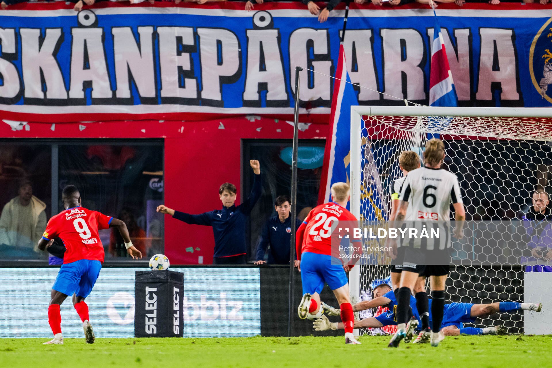 Helsingborgs Adam Akimey och Landskronas målvakt Marcus