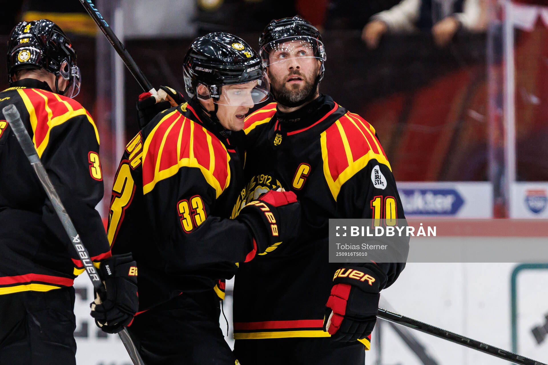 Brynäs Jakob Silfverberg jublar med Johan Larsson