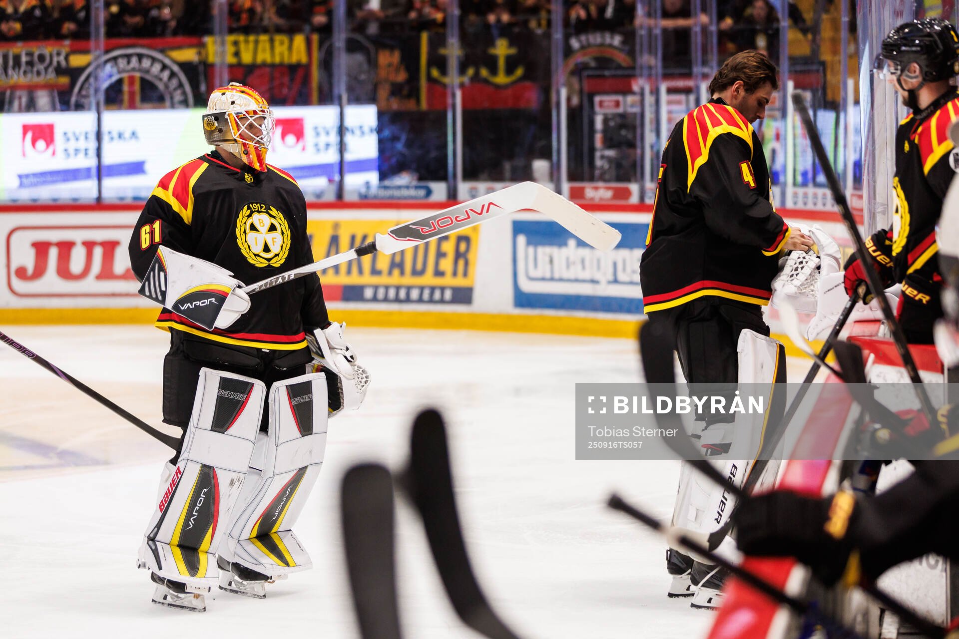§250916 Brynäs målvakt Collin Delia och målvakt Damian