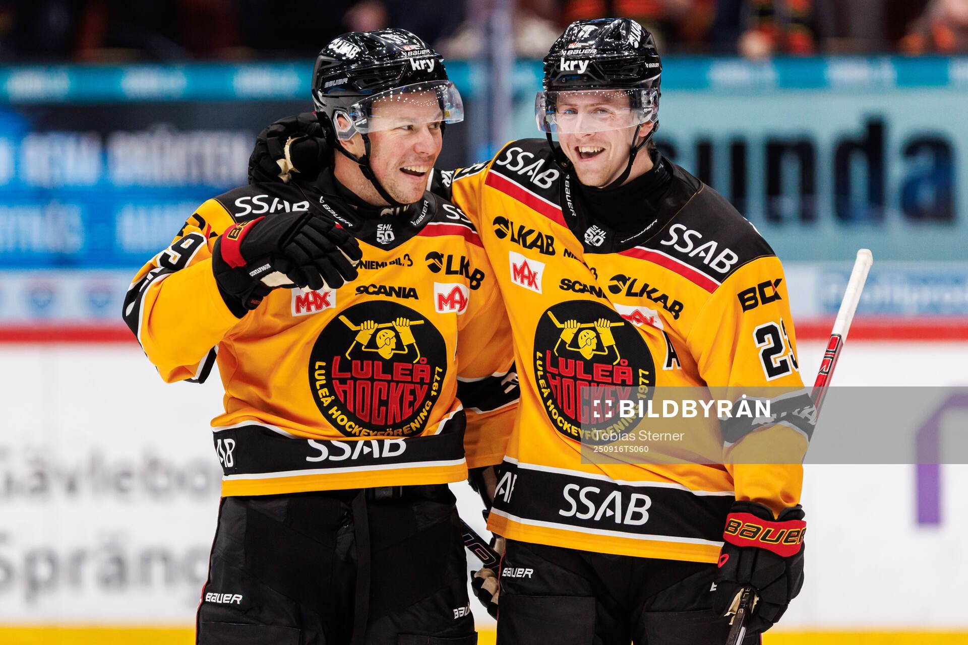Luleås Erik Gustafsson och Jesper Sellgren jublar