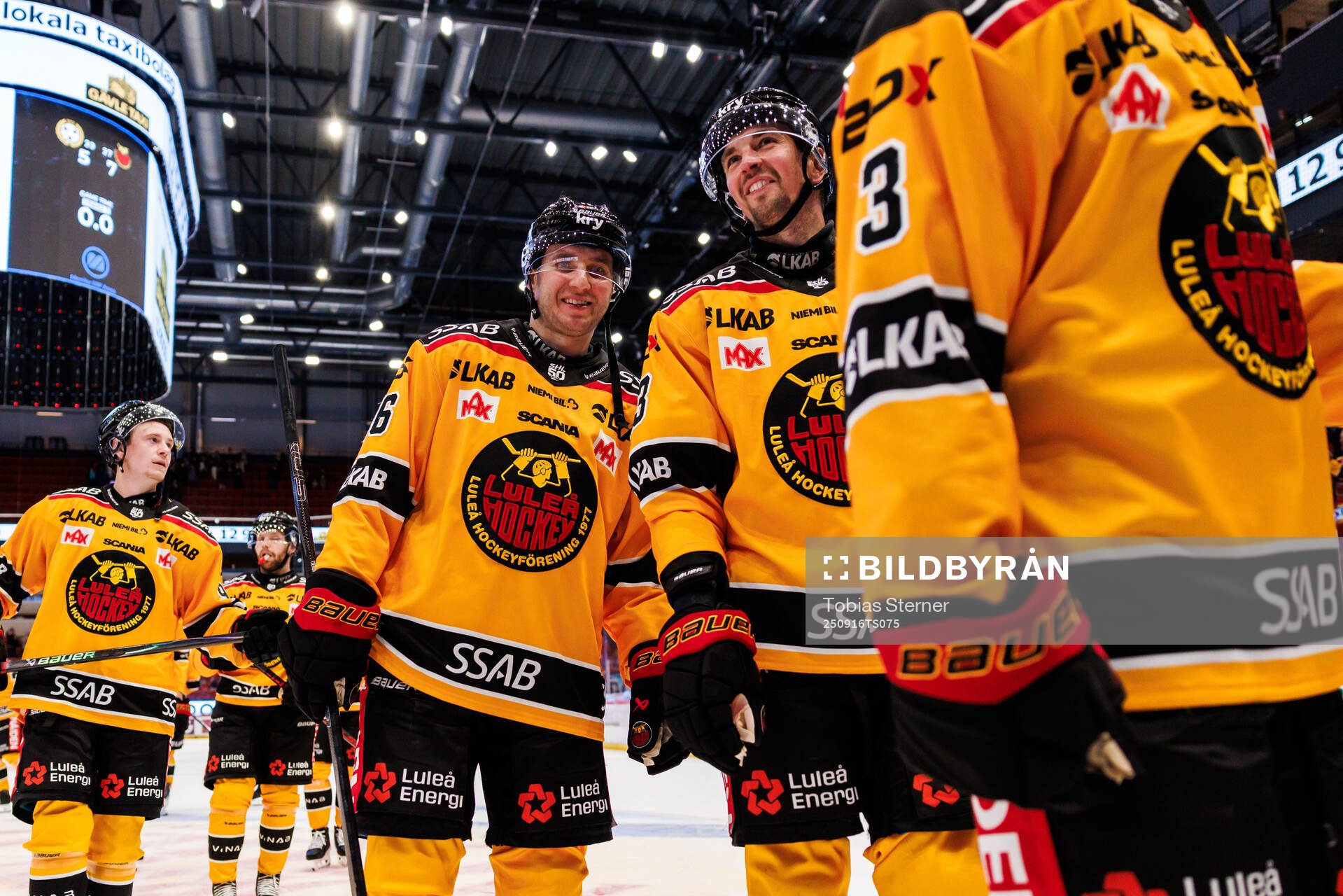 Luleås Anton Levtchi och Eetu Koivistoinen jublar