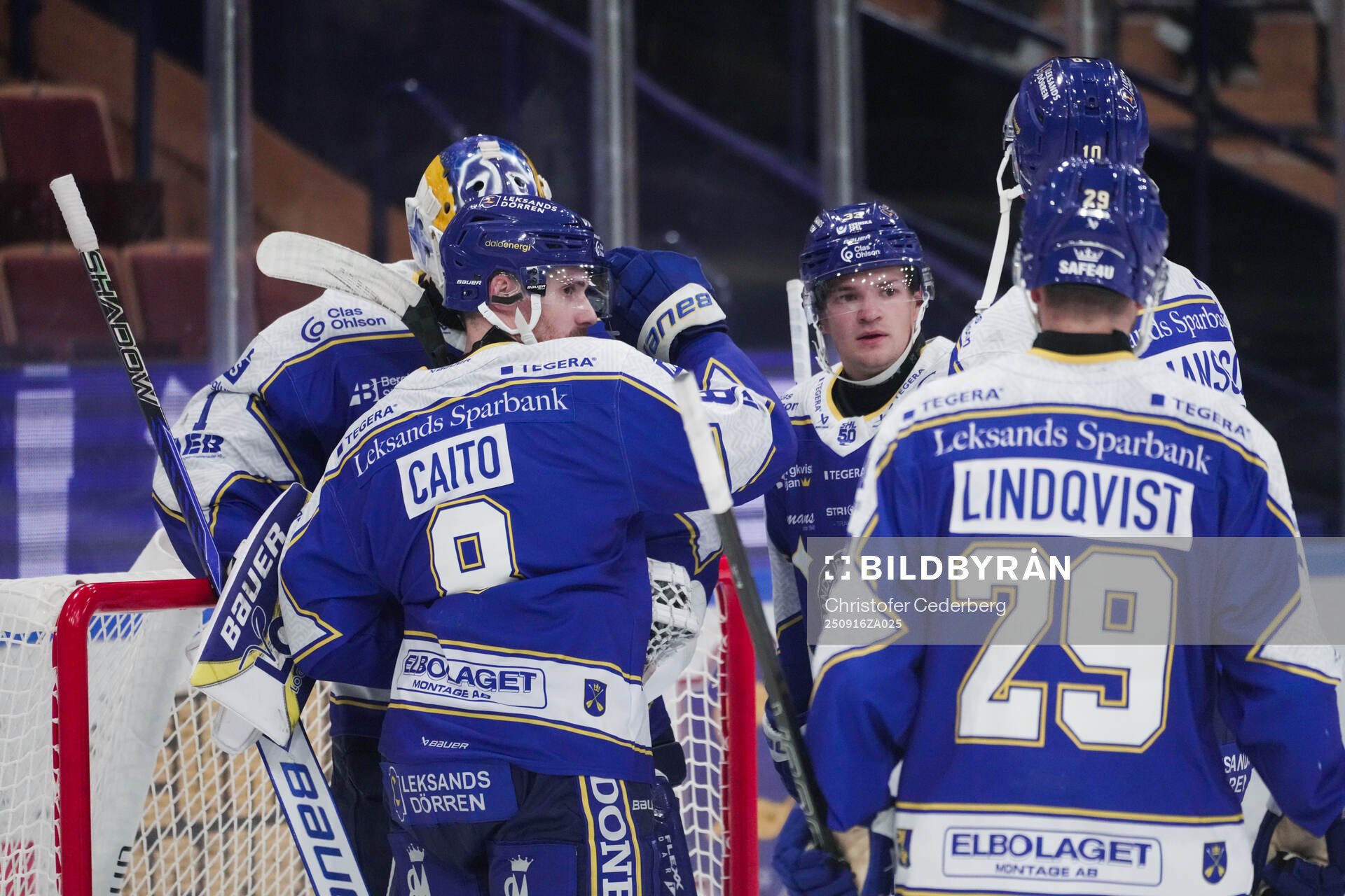 Leksands målvakt Marcus Gidlöf och Matt Caito jublar