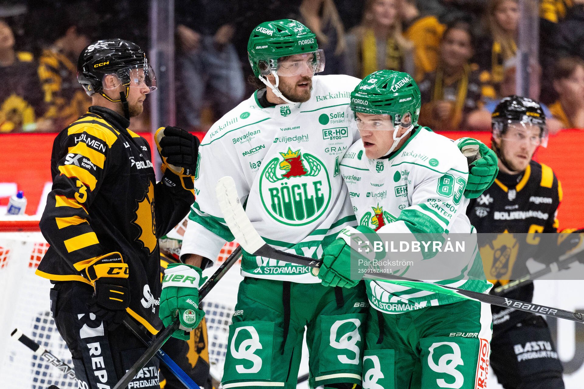 Rögles Karson Kuhlman jublar med Dennis Everberg