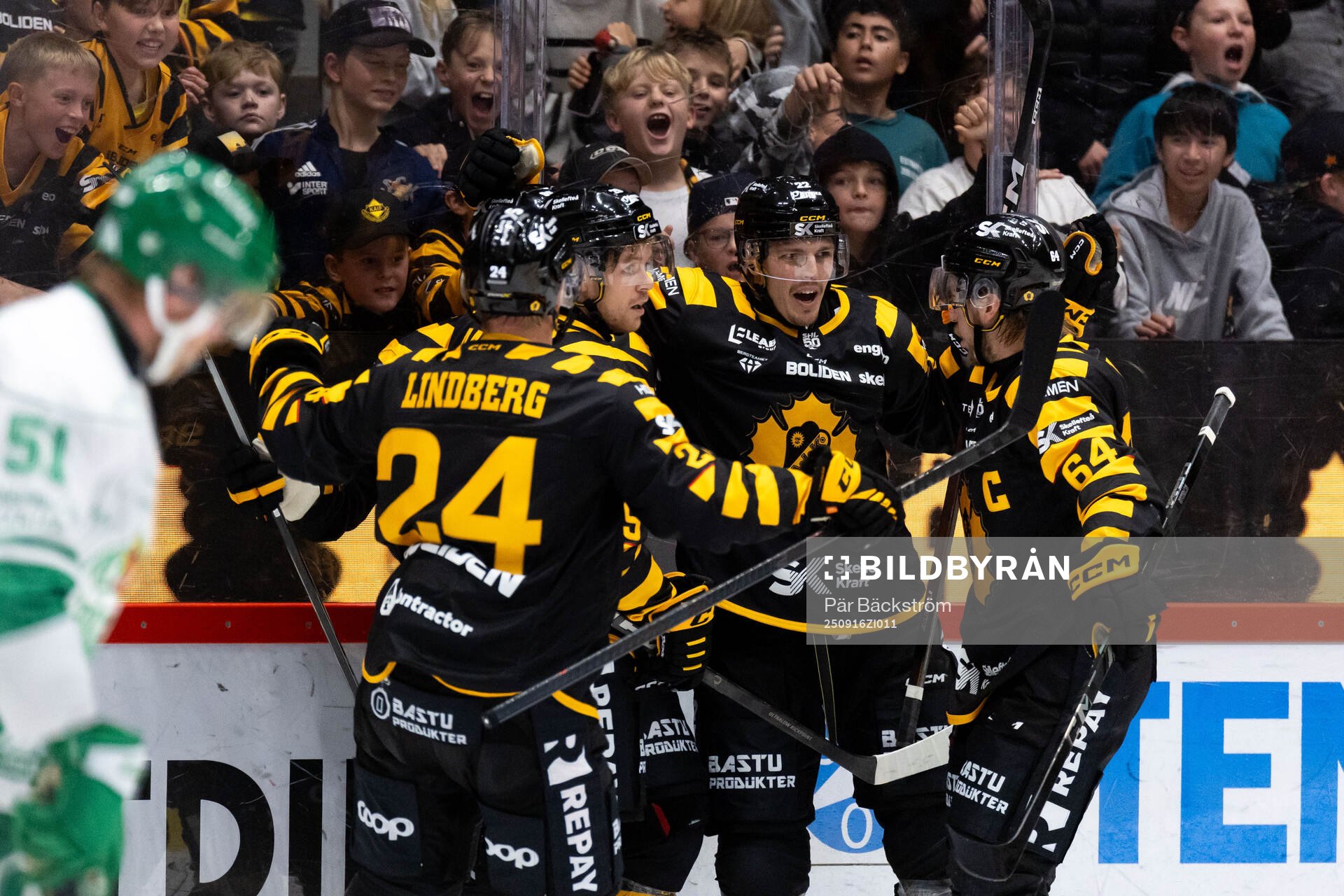 Skellefteås Rickard Hugg jublar med lagkamrater