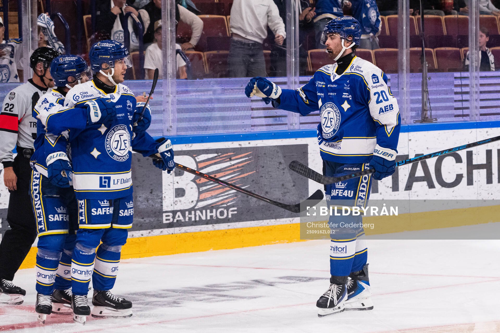 Leksands Michael Lindqvist jublar med Nolan Stevens jublar