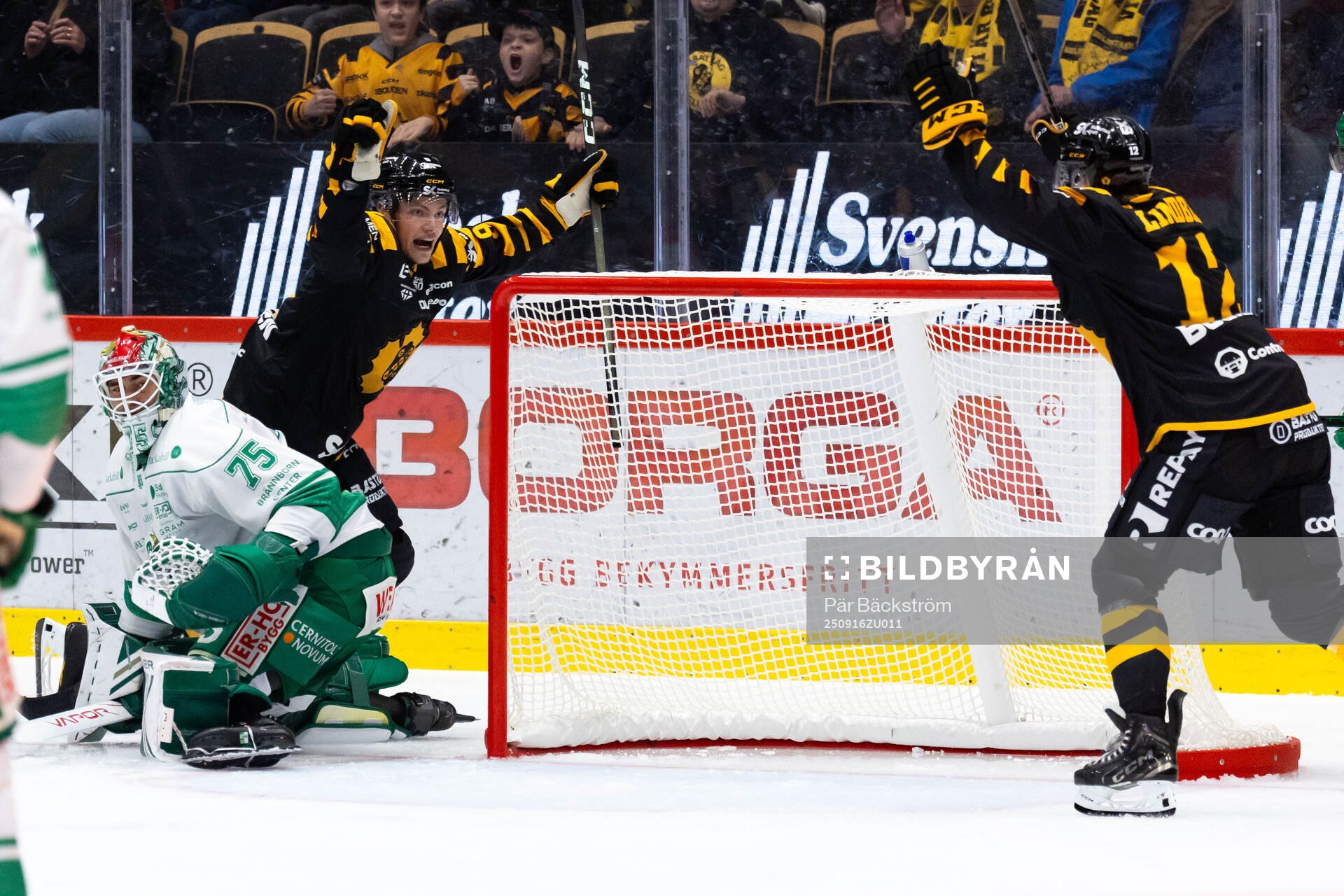 Skellefteås Pontus Johansson jublar med Valter Lindberg