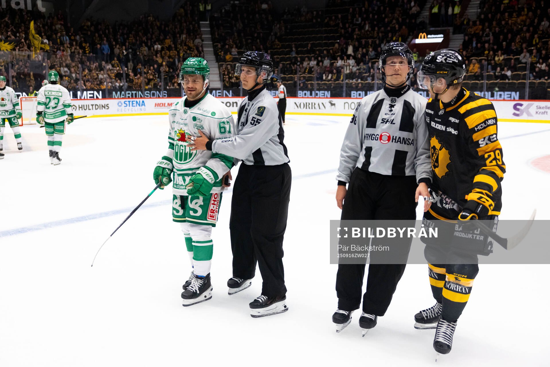 Rögles Leon Bristedt med linjedomare Marcus Westman och