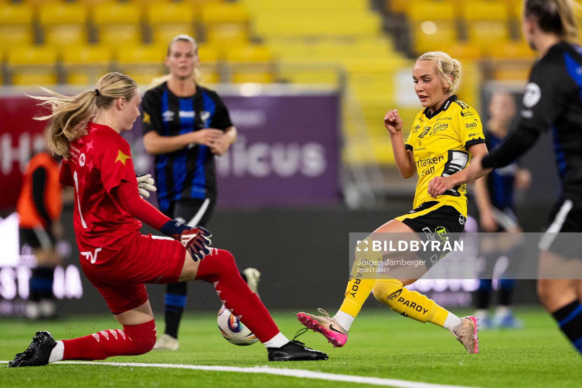 Ulricehamns målvakt Klara Norén och Elfsborgs Tea Skoglund
