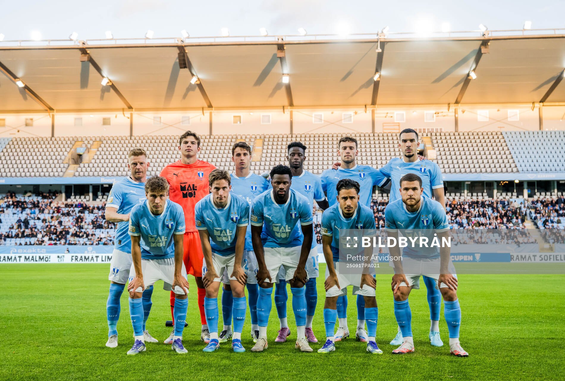 Malmö FFs spelare ställer upp för en lagbild