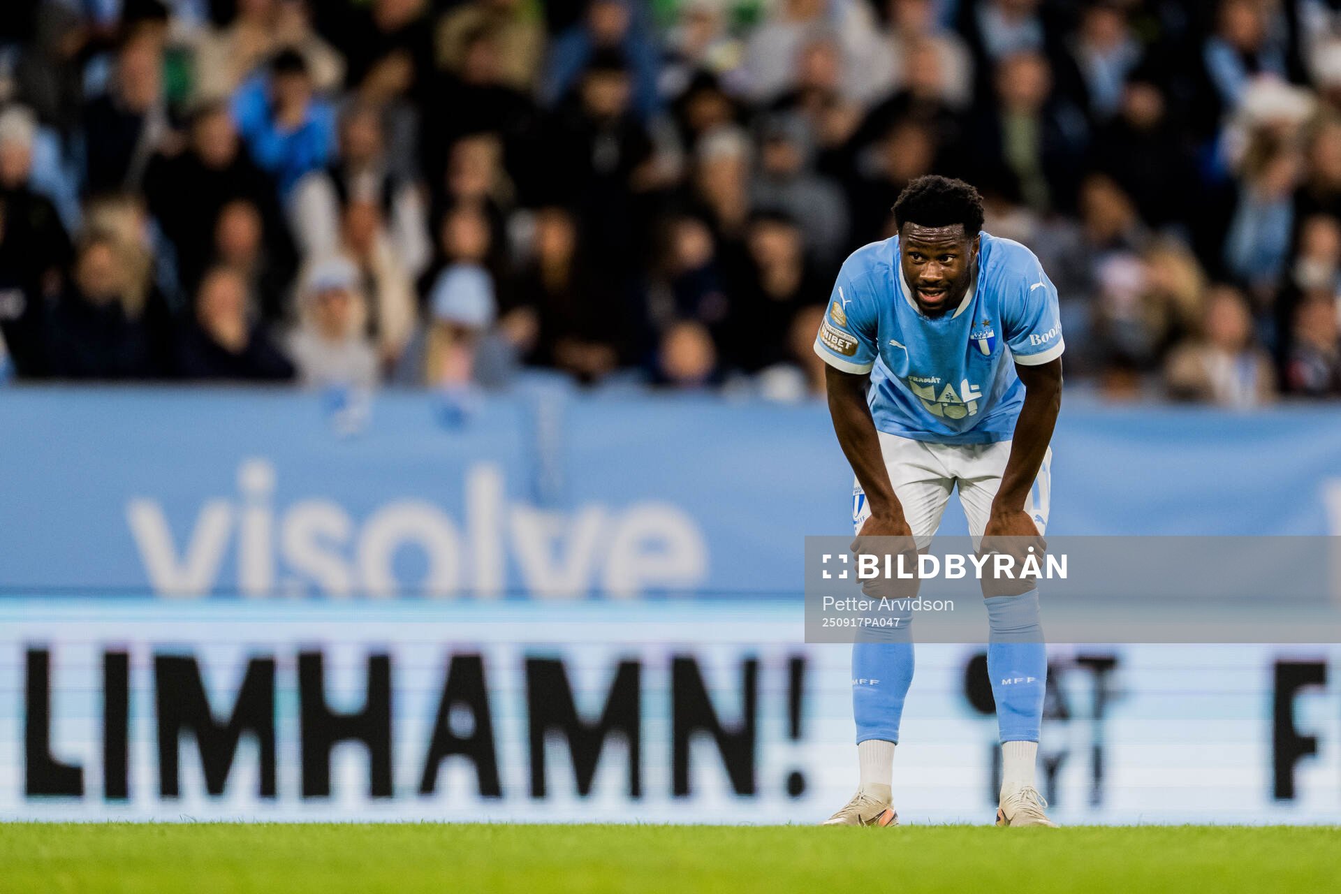Malmö FFs Emmanuel Ekong deppar