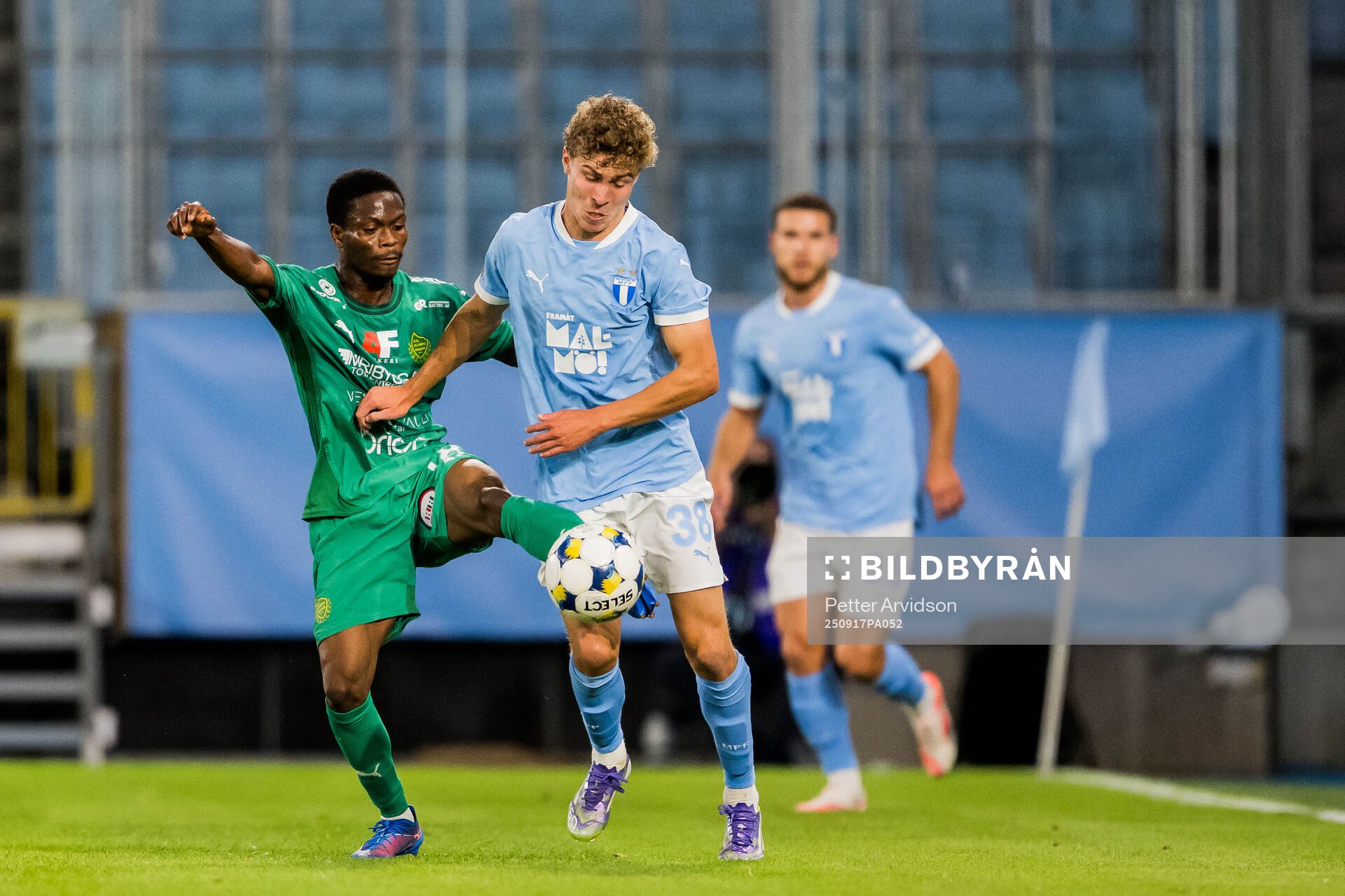 BK Olympics Banabas Tagoe och Malmö FFs Hugo Bolin