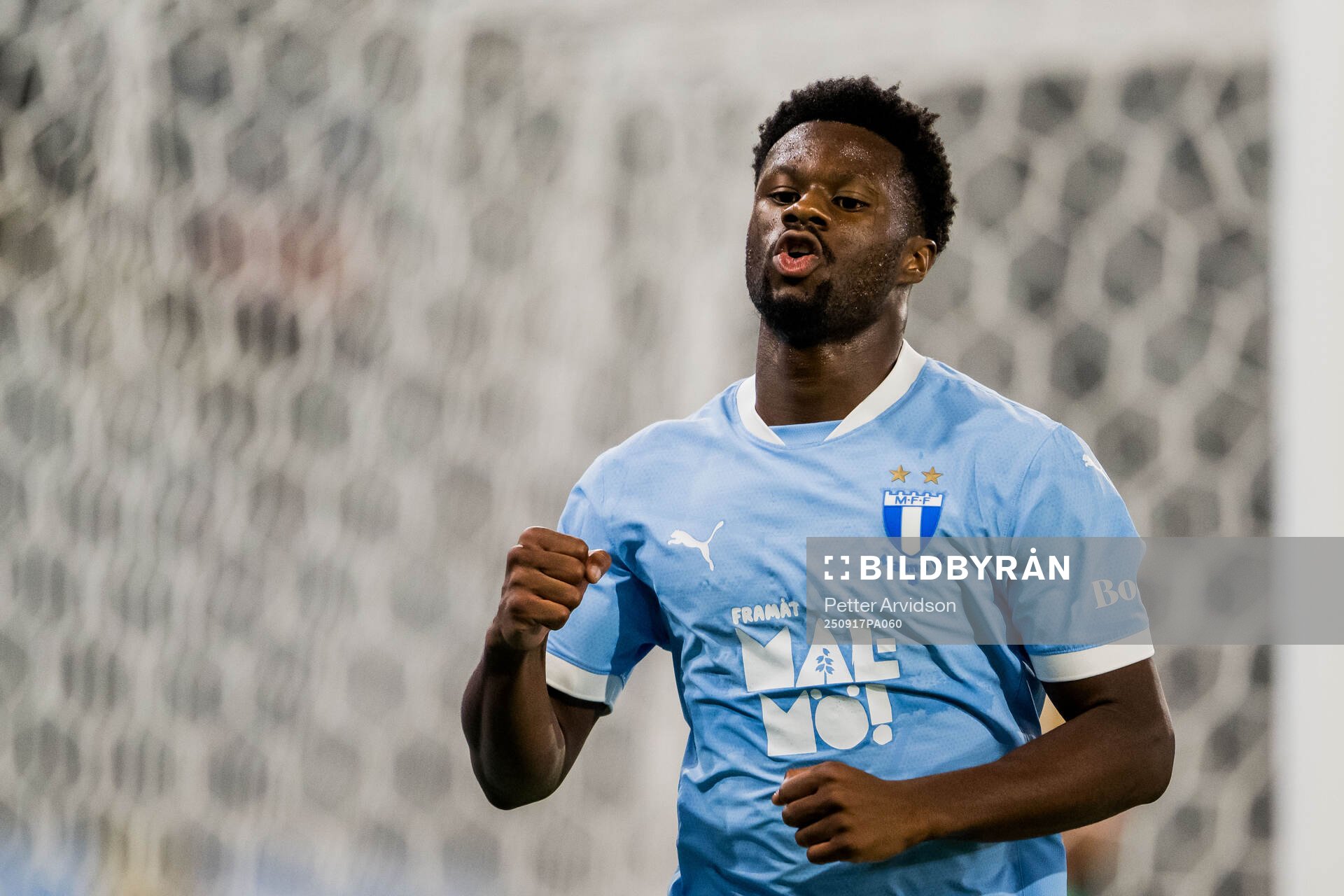 Malmö FFs Emmanuel Ekong jublar