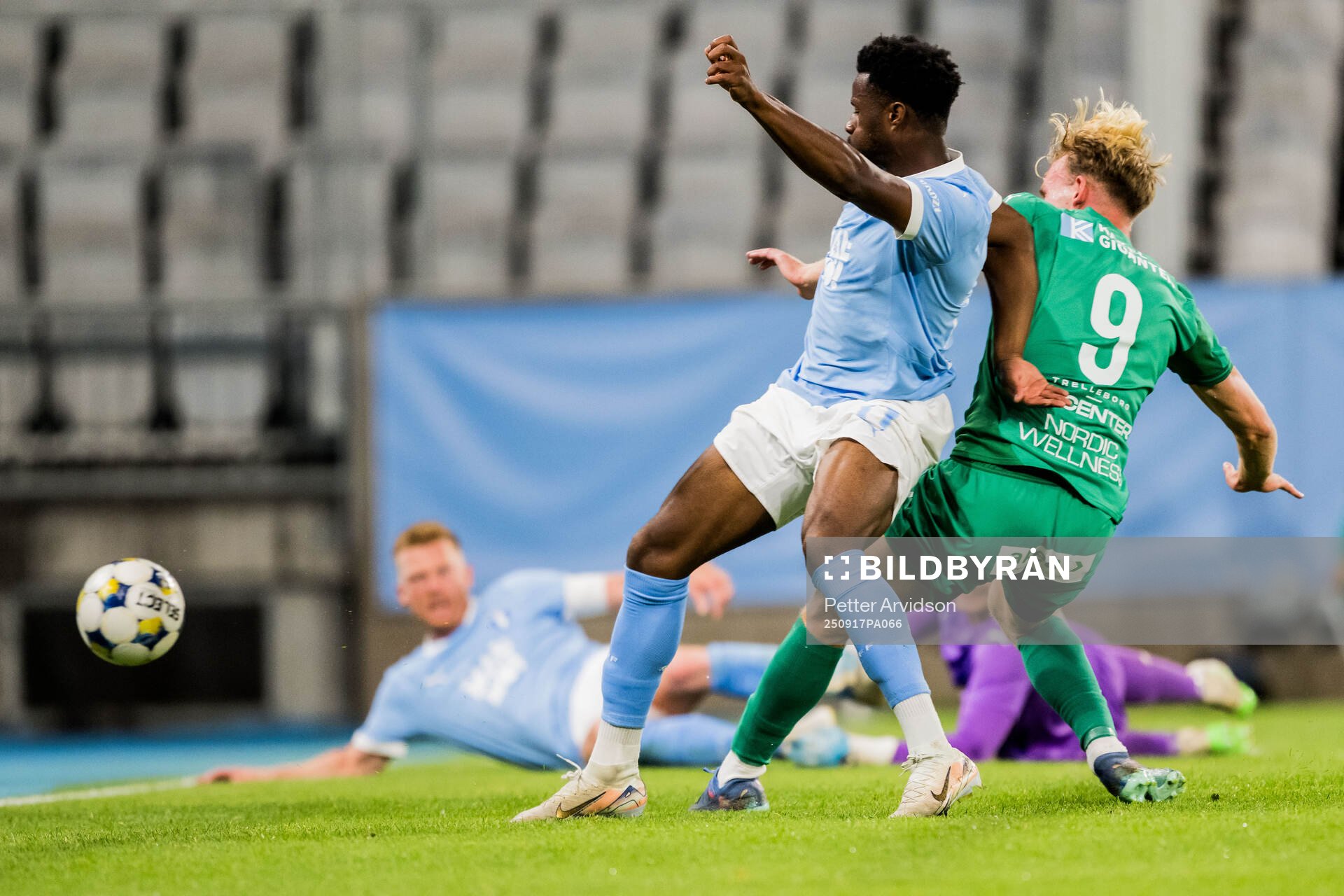 Malmö FFs Emmanuel Ekong gör 0-1 målet