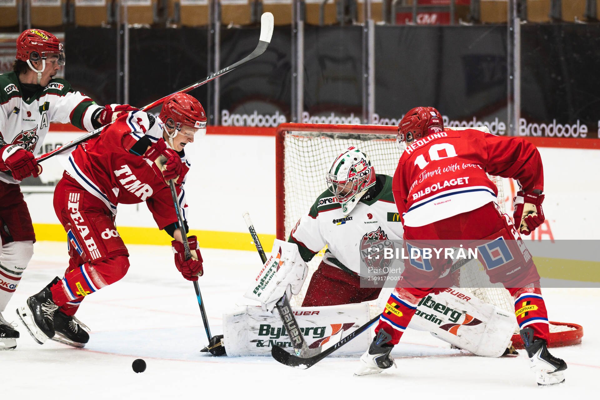 Timrås Elias Hedlund och Modos målvakt Markus Skröder