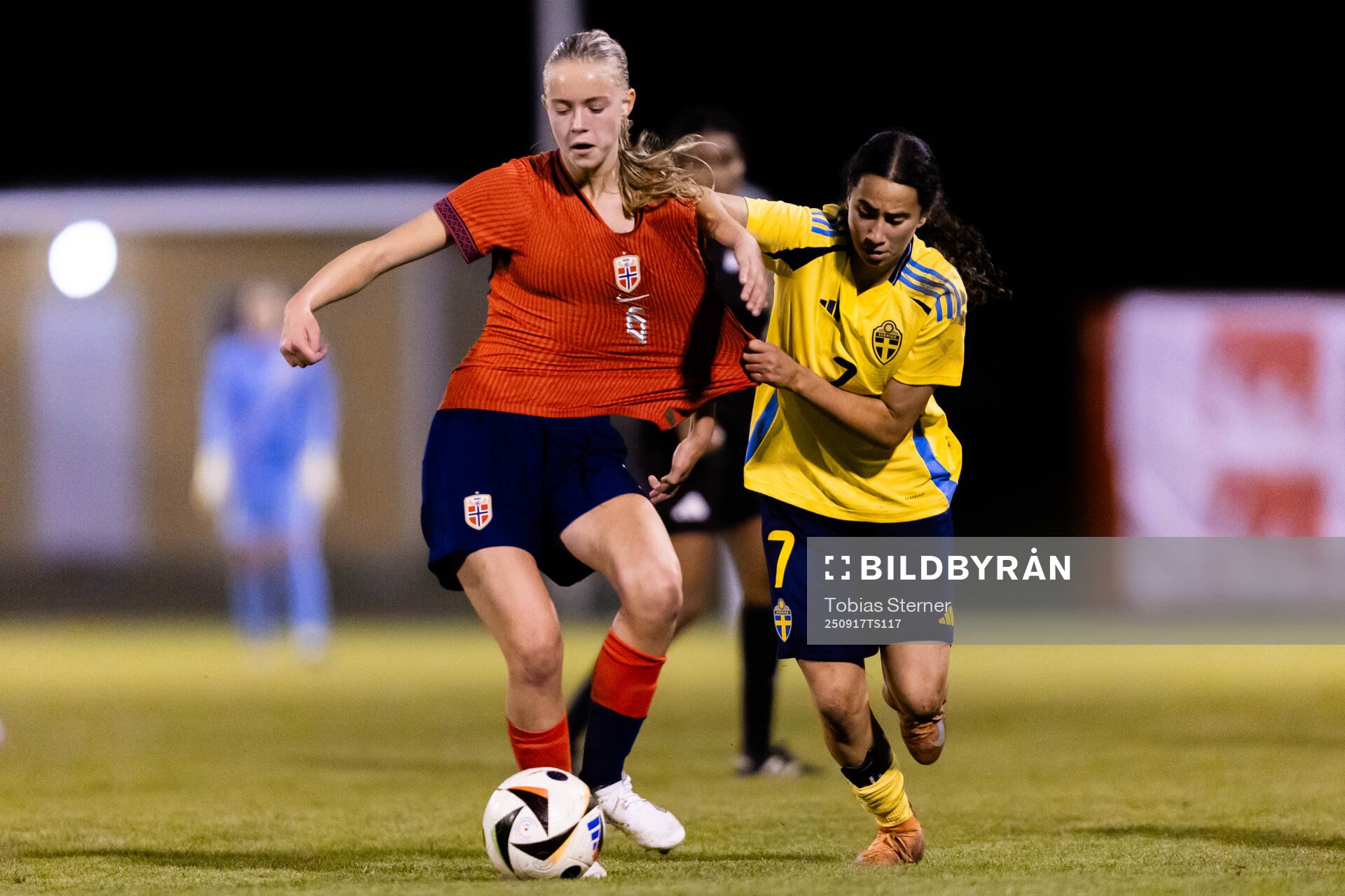 Norges Josefine Willumsen och Sveriges Mayar Khatawi