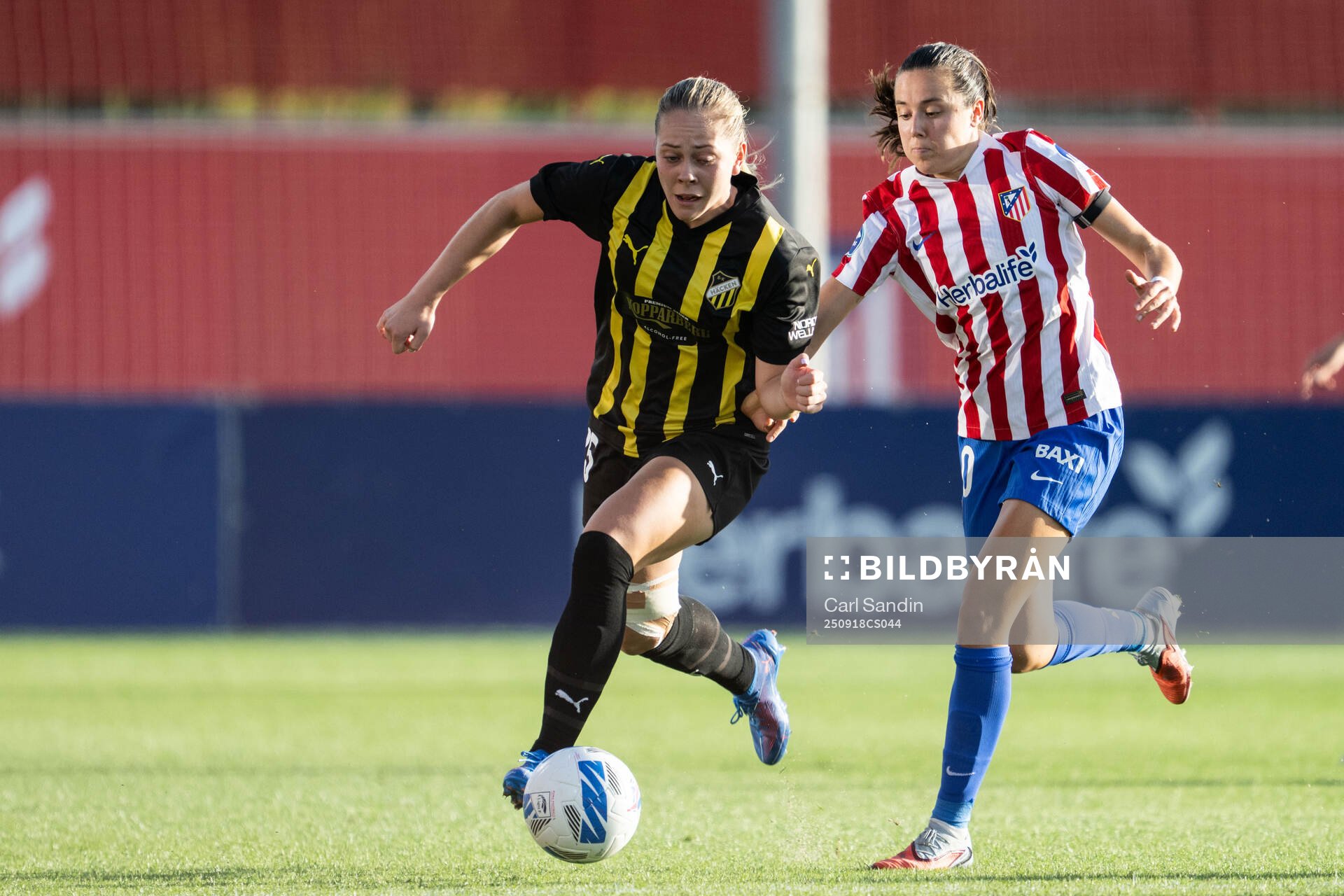 Alice Bergström of Häcken and Amaiur Sarriegi of Atletico