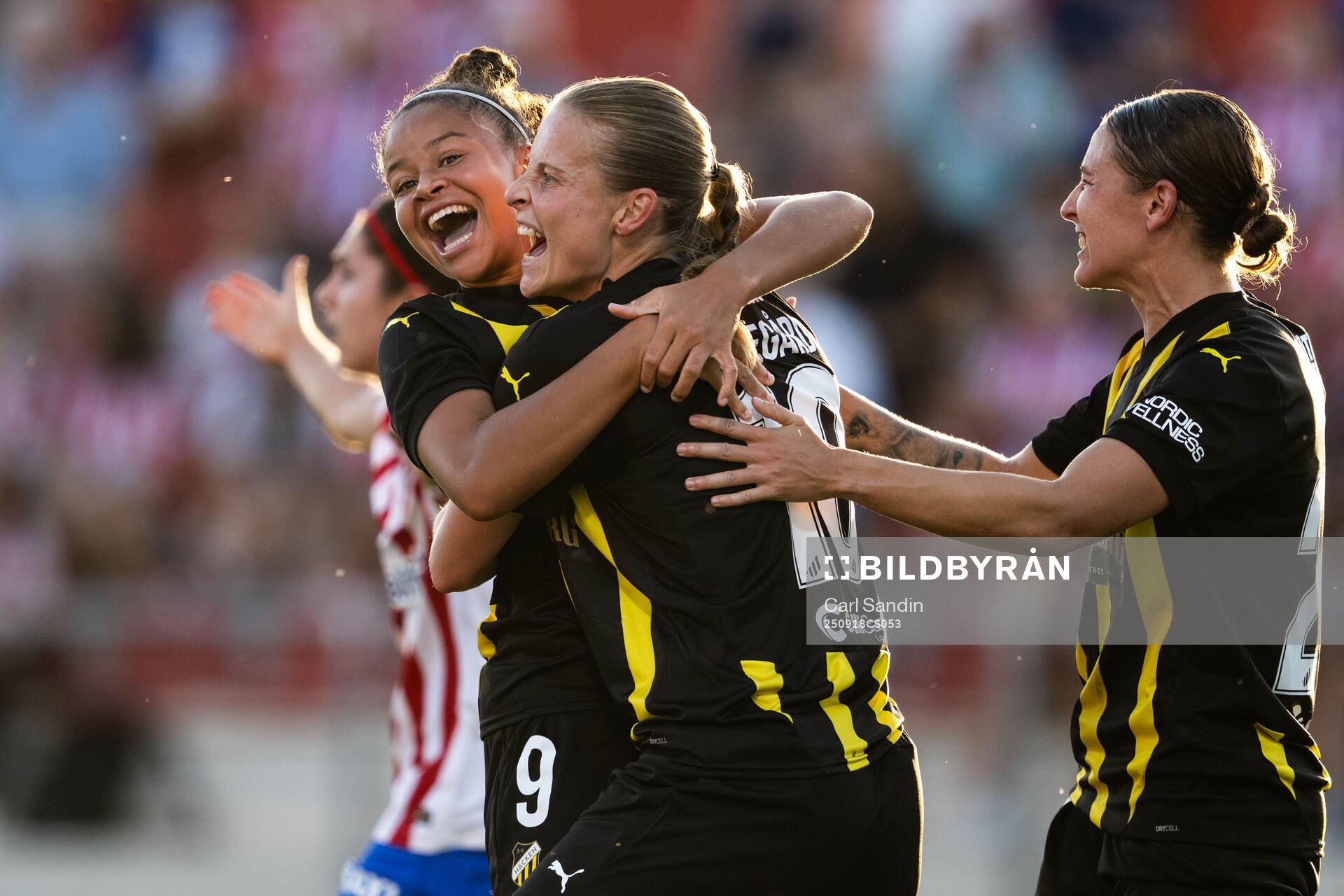 Anna Anvegård of Häcken celebrates with Felicia Schröder