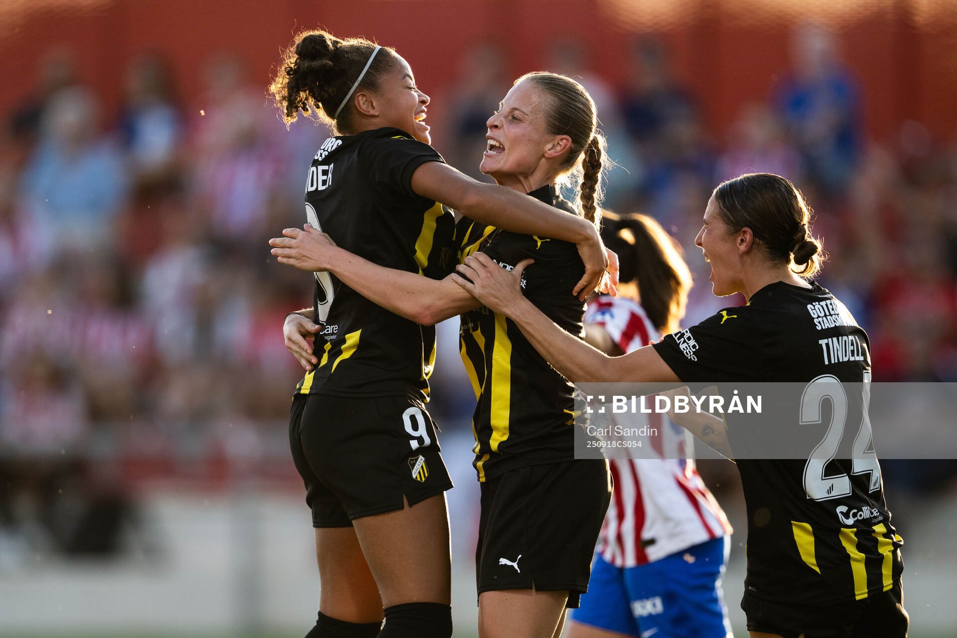 Anna Anvegård of Häcken celebrates with Felicia Schröder
