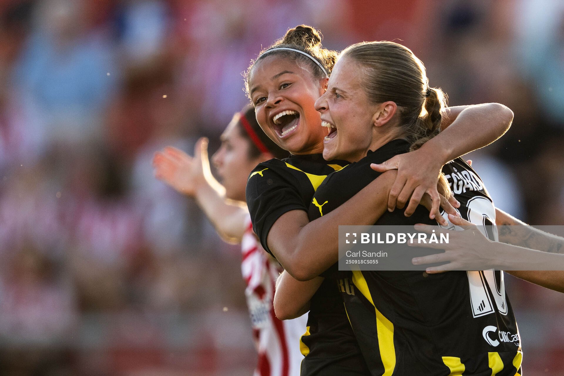 Anna Anvegård of Häcken celebrates with Felicia Schröder