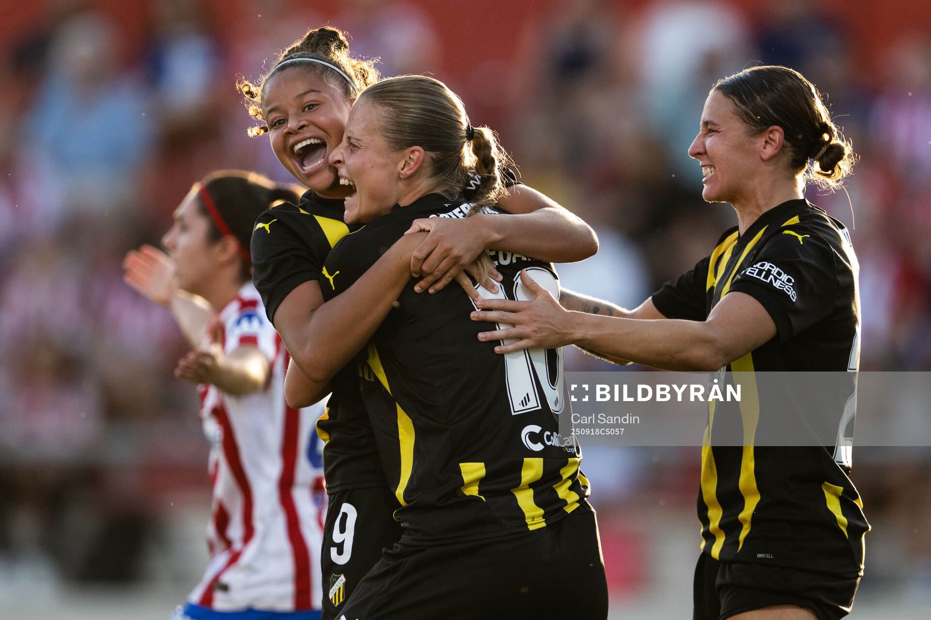 Anna Anvegård of Häcken celebrates with Felicia Schröder