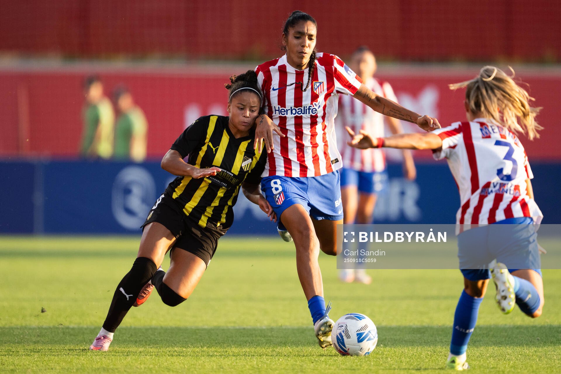 Felicia Schröder of Häcken and Gabriela Garcia of