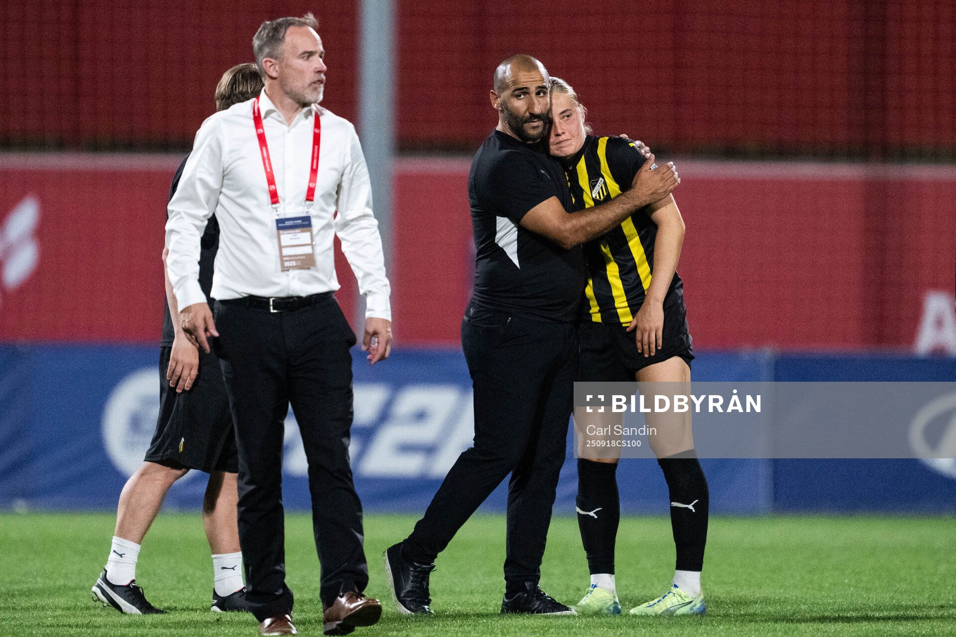 Head coach Mak Lind and Paulina Nyström of Häcken look