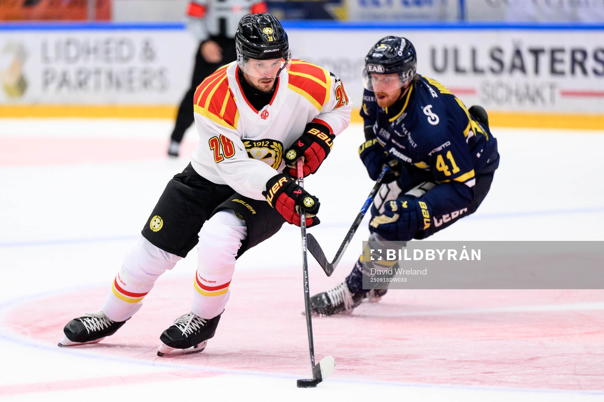 Brynäs Johannes Kinnvall och HV71s Riley Woods