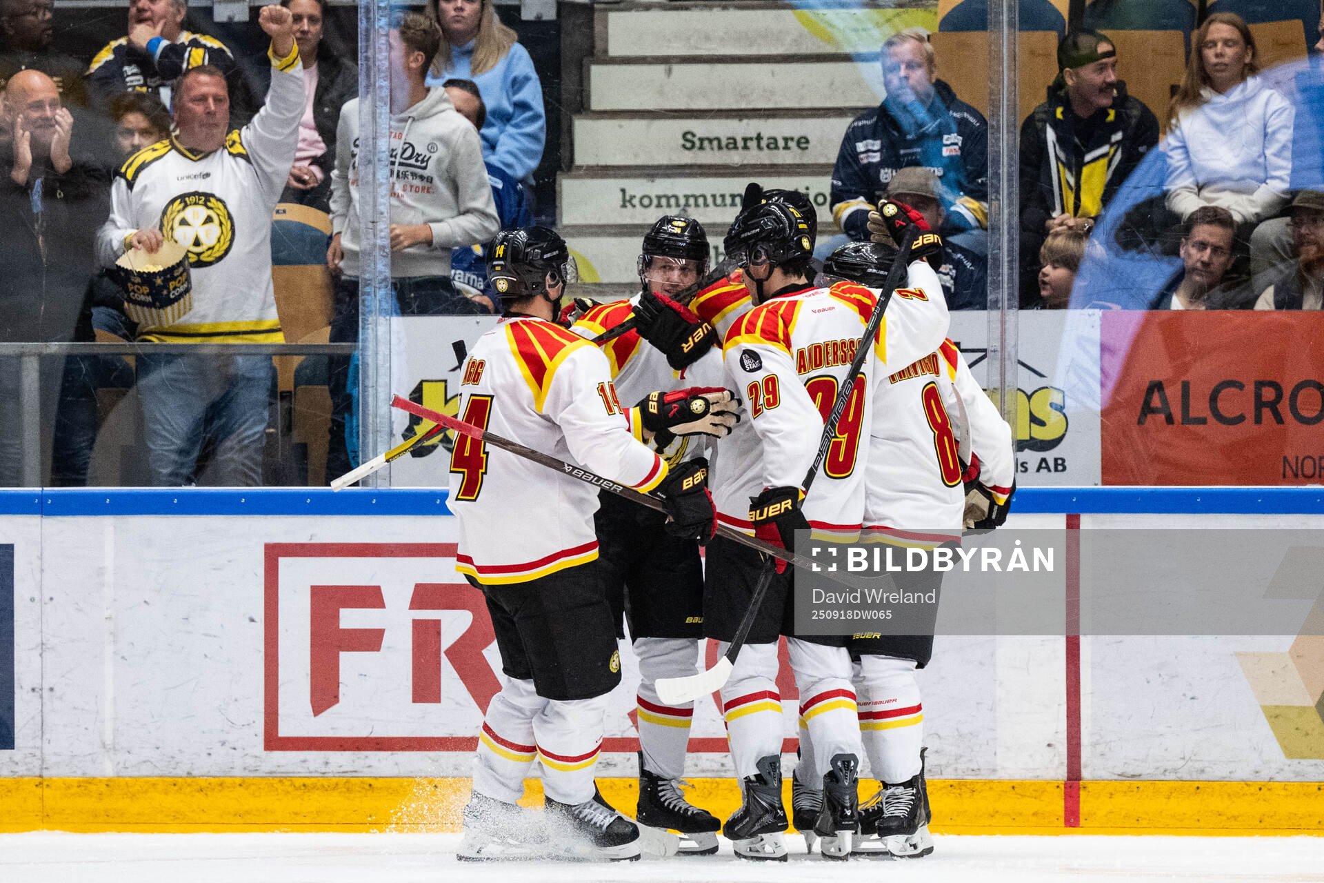 Brynäs Linus Ölund jublar med lagkamrater