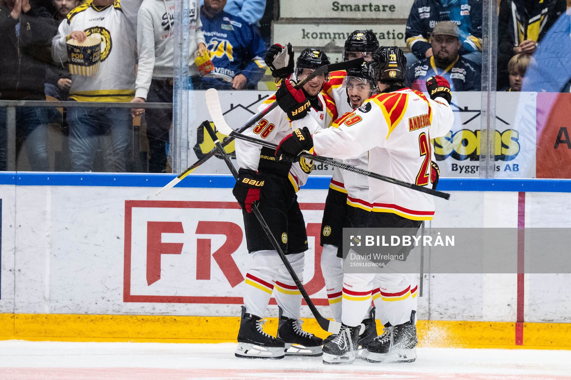 Brynäs Linus Ölund jublar med lagkamrater