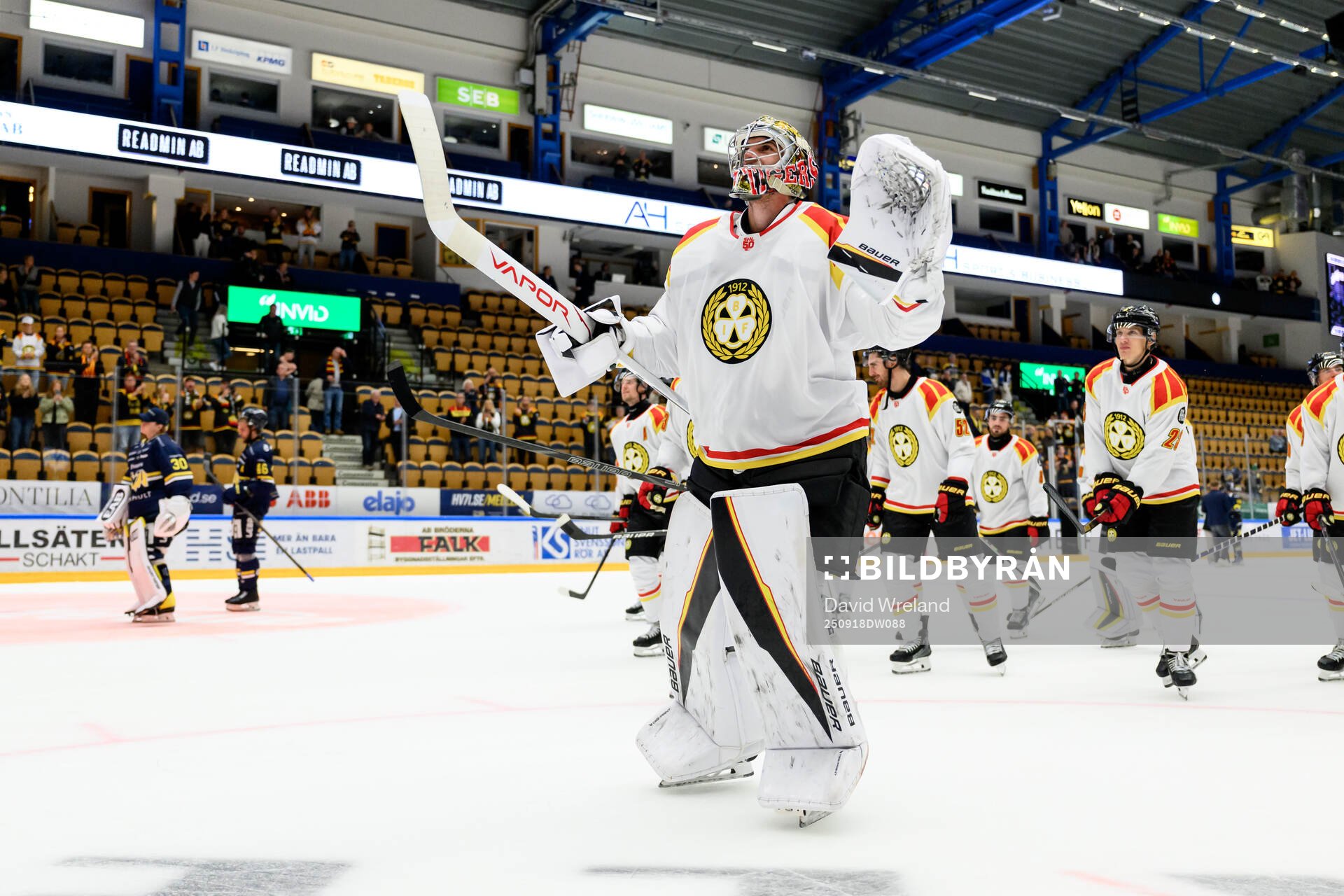 Brynäs målvakt Damian Clara jublar