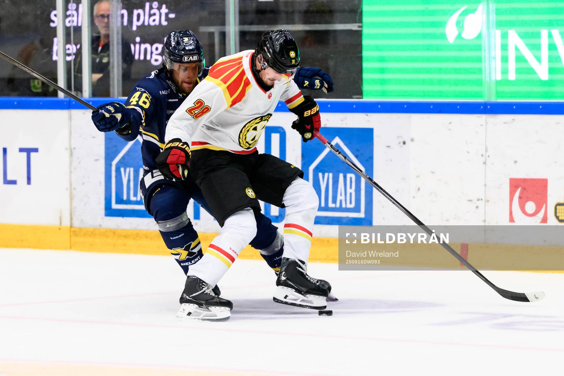 HV71s Joona Luoto och Brynäs Johannes Kinnvall