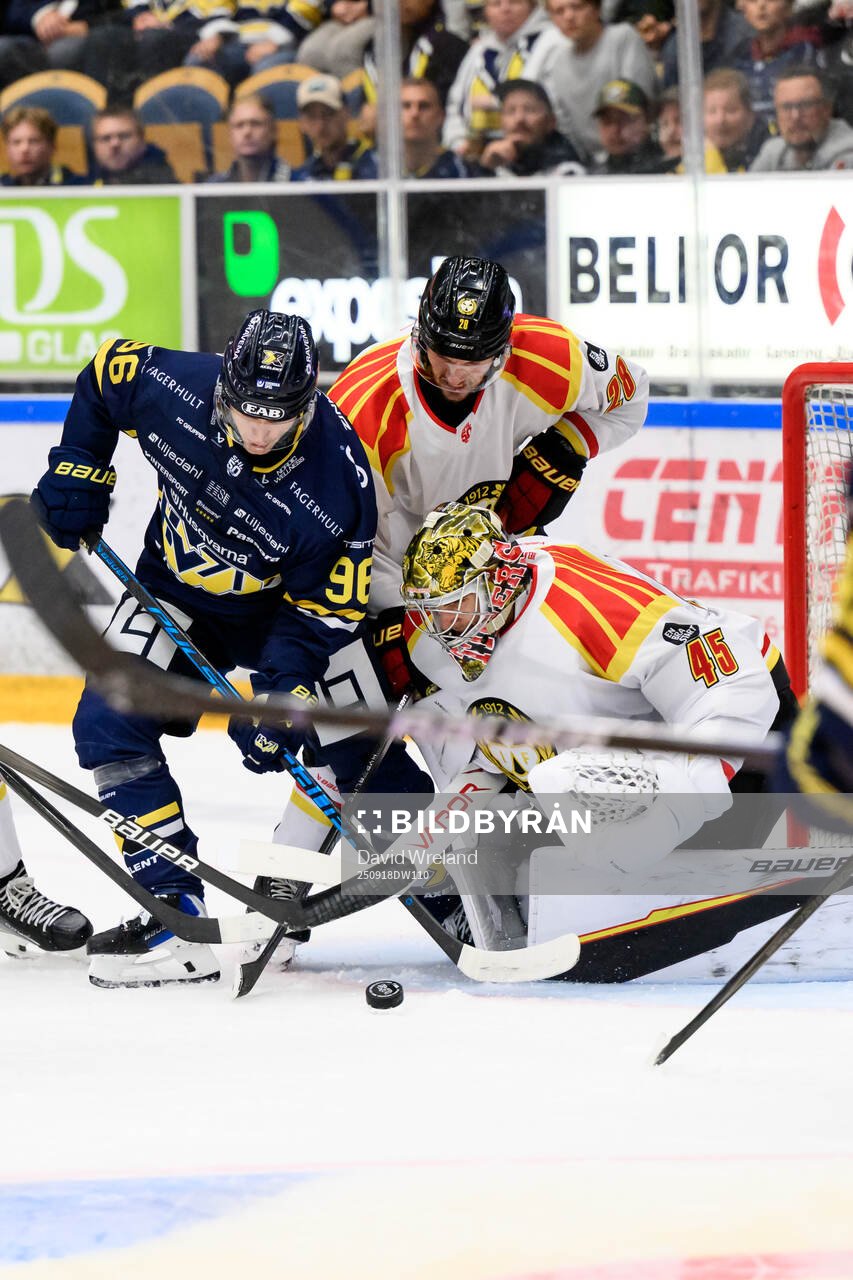 HV71s Nikola Pasic framför Brynäs målvakt Damian Clara