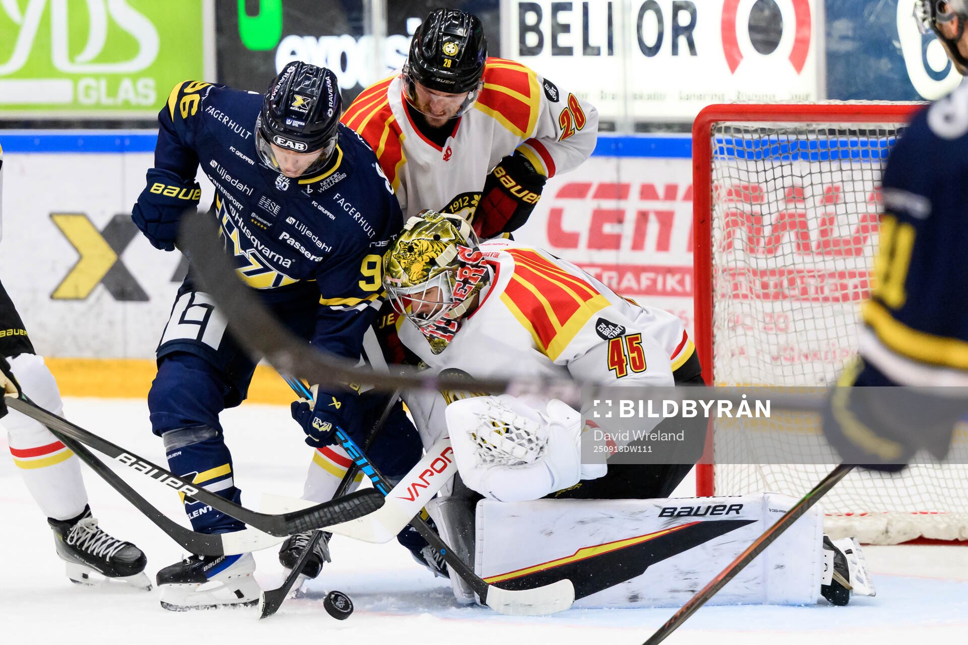 HV71s Nikola Pasic framför Brynäs målvakt Damian Clara