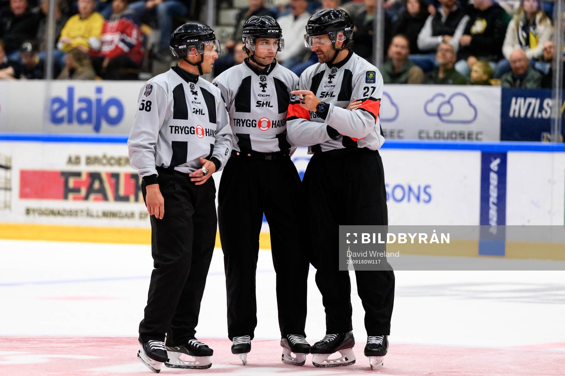 Linjedomare Rickard Nilsson Domare Johan Wedin och Domare
