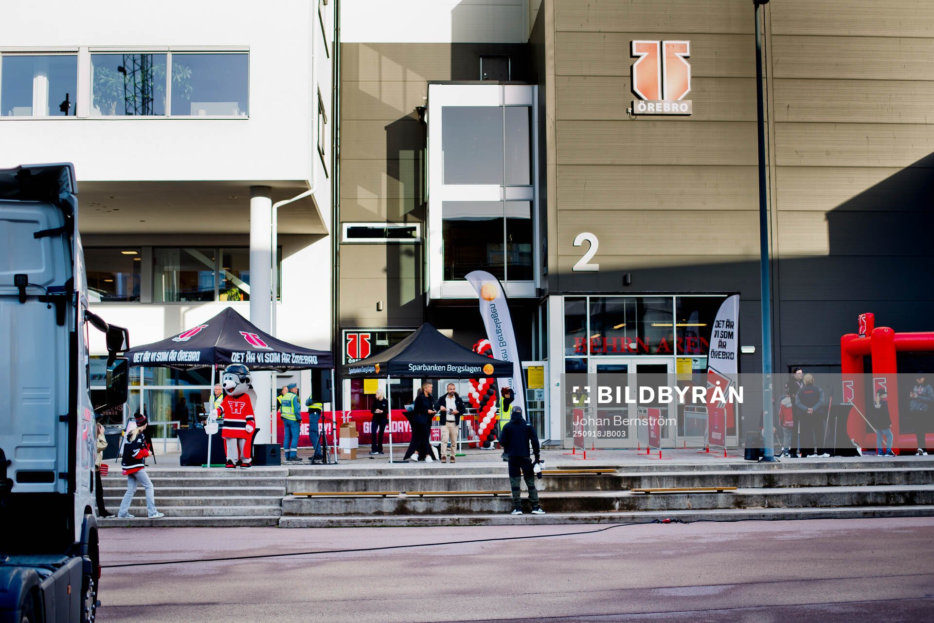 Entren och Örebros maskot utanför Behrn Arena