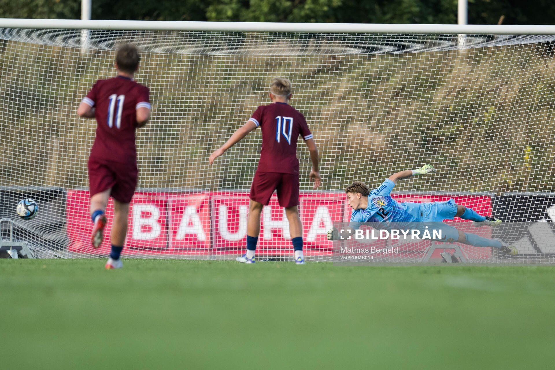 Sveriges målvakt Isak Nordén släpper in 0-1