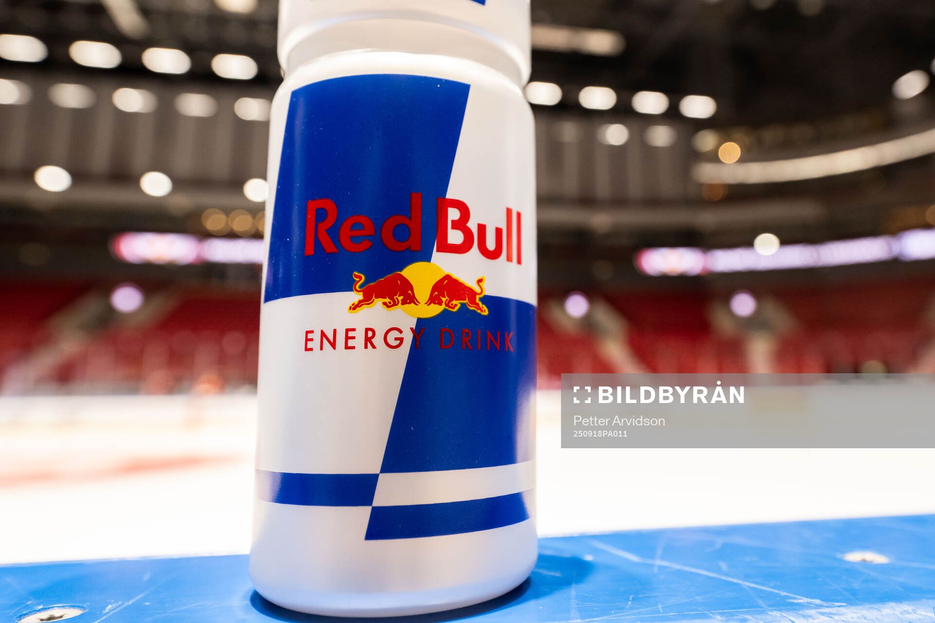 Redbull flaska i båsen