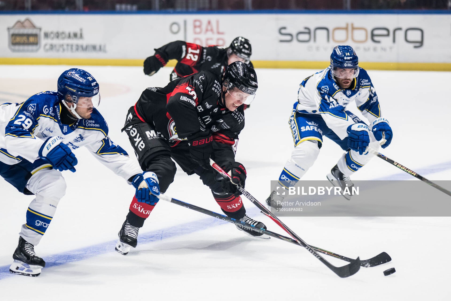 Leksands Michael Lindqvist och Malmö Redhawks Robin Salo