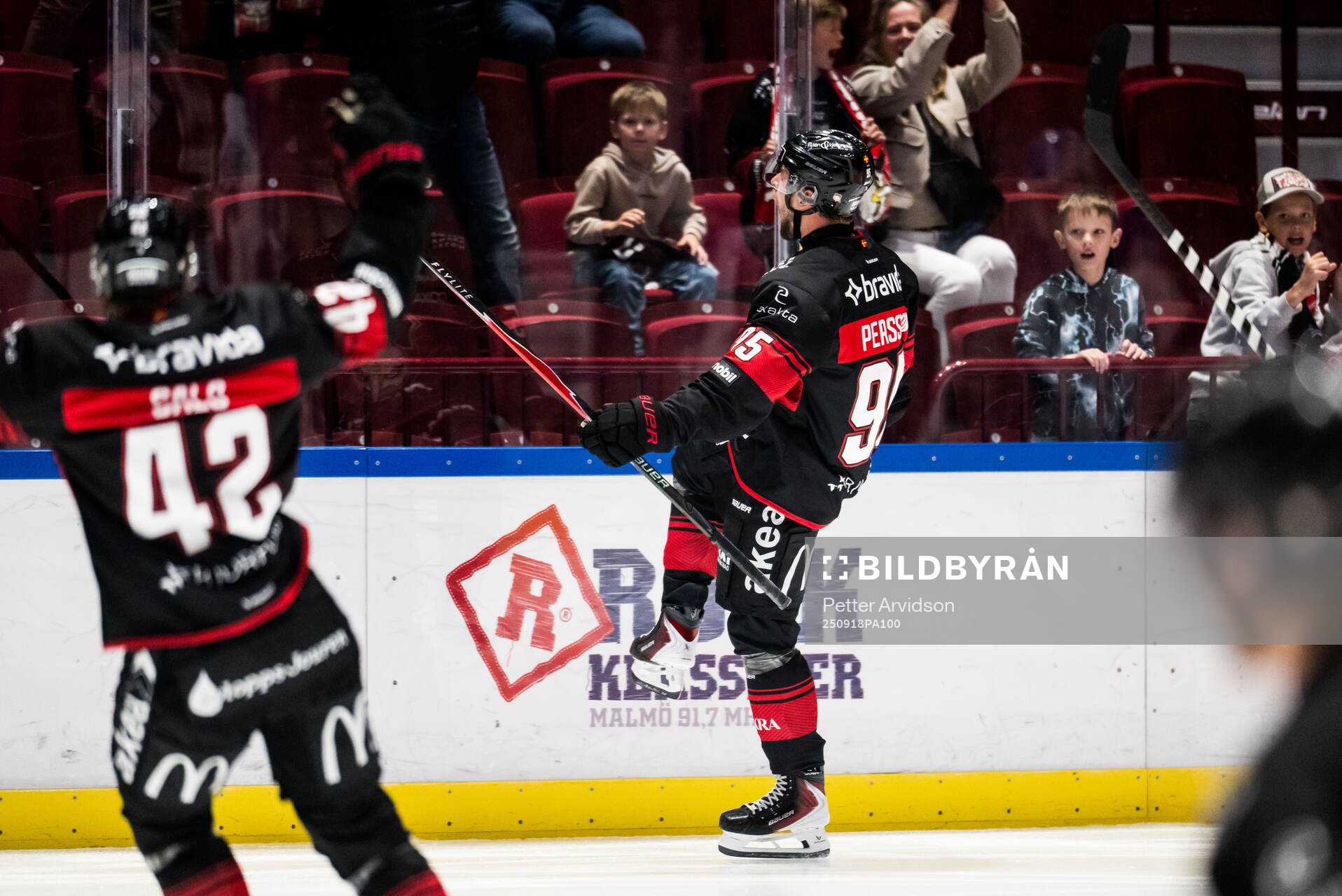 Malmö Redhawks Carl Persson jublar