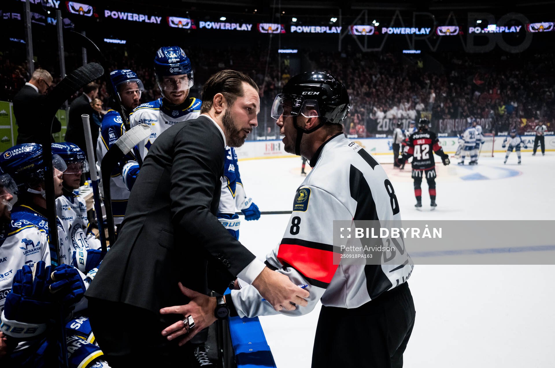 Leksands assisterande tränare Niklas Persson och Domare