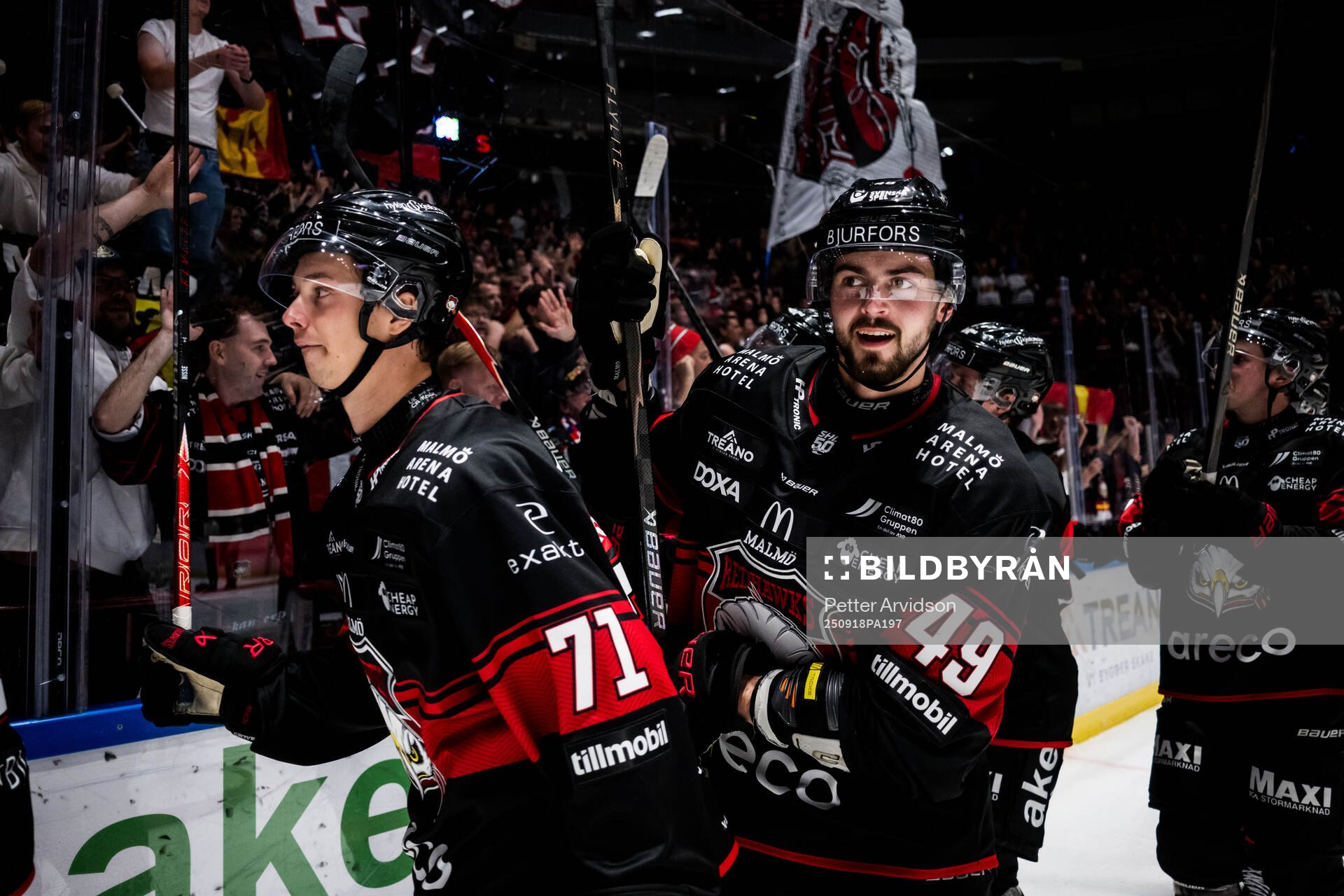 Malmö Redhawks Isac Nilsson och Seth Barton jublar