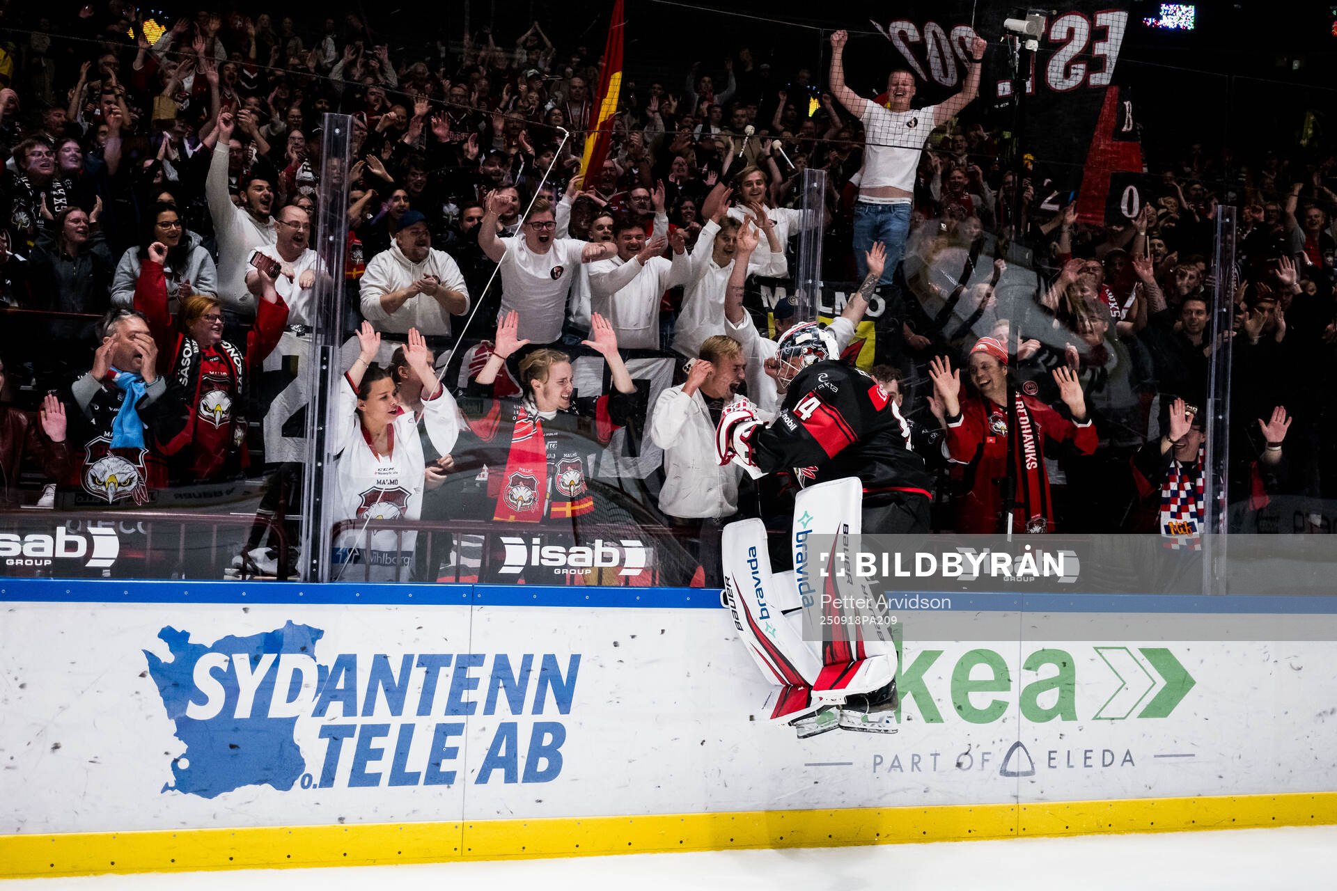Malmö Redhawks målvakt Marek Langhamer jublar