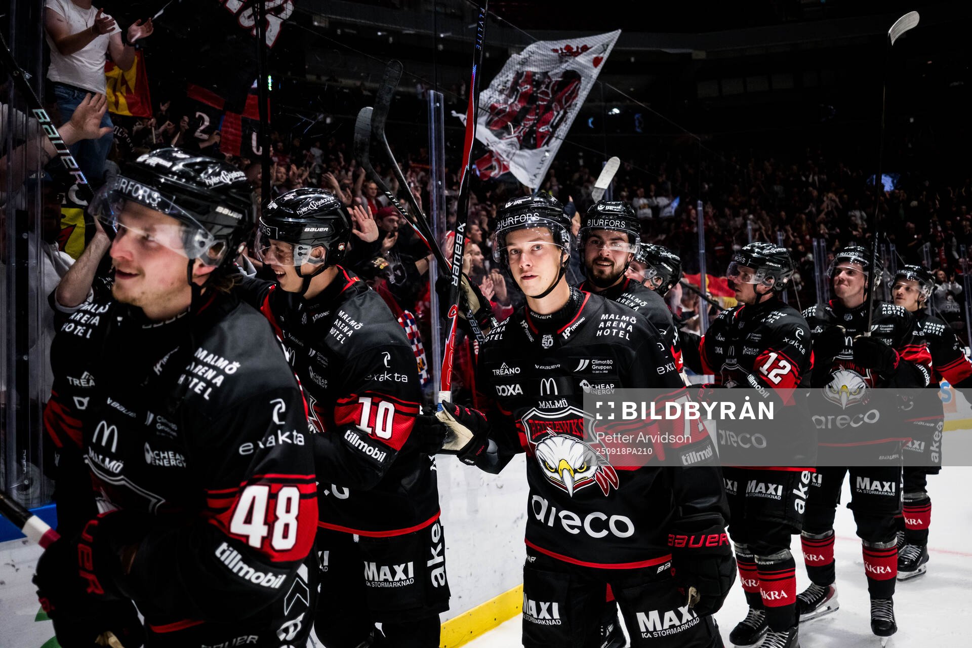 Malmö Redhawks Isac Nilsson jublar