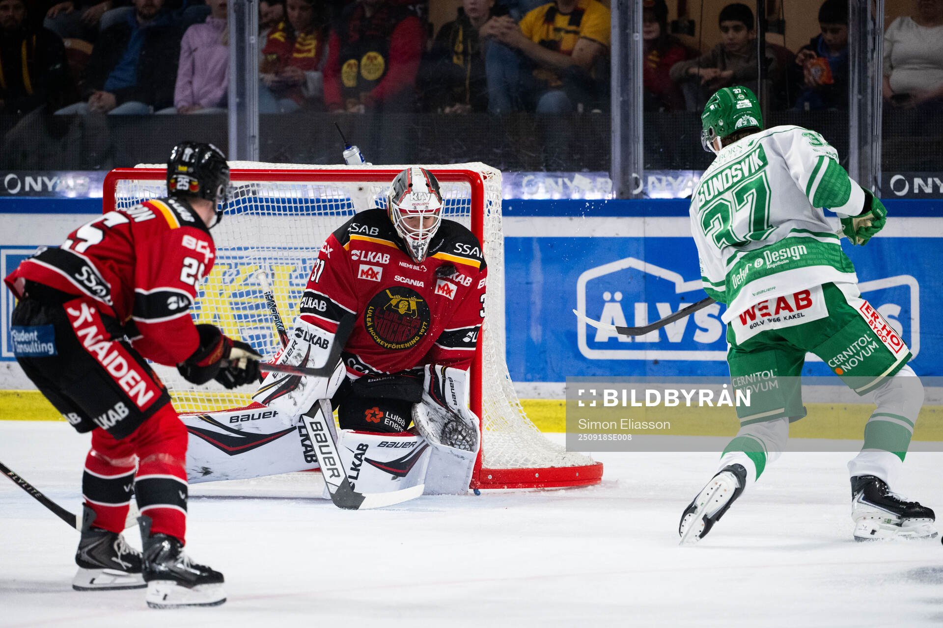 Luleås målvakt Matteus Ward och Rögles Albin Sundsvik