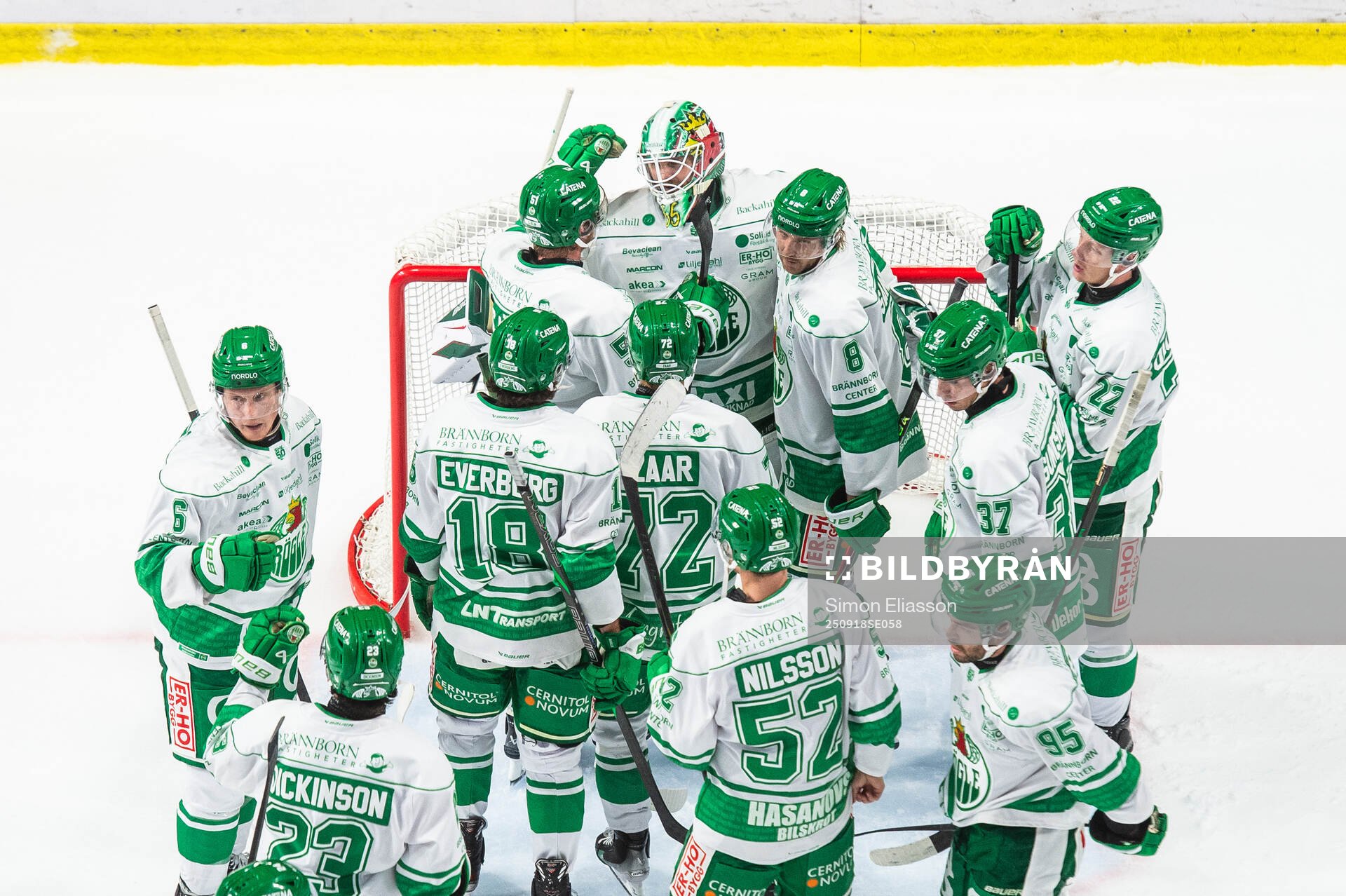 Rögles målvakt Christoffer Rifalk jublar med lagkamrater